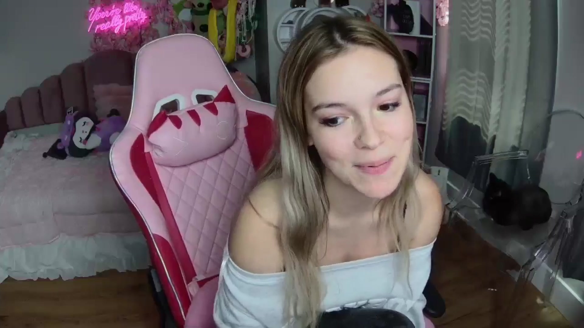Gallery image thumbnail from Sarahsweets18's myfreecams stream on, 08/08/2024, 17:09 image 18 of 20