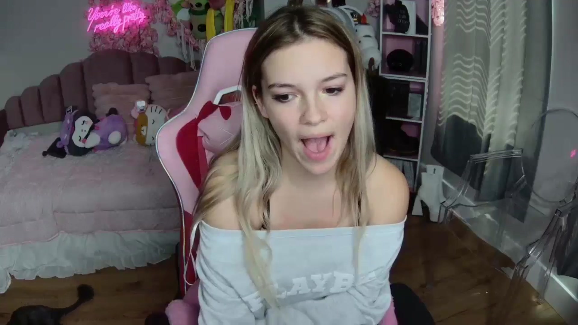 Gallery image thumbnail from Sarahsweets18's myfreecams stream on, 08/08/2024, 17:09 image 11 of 20