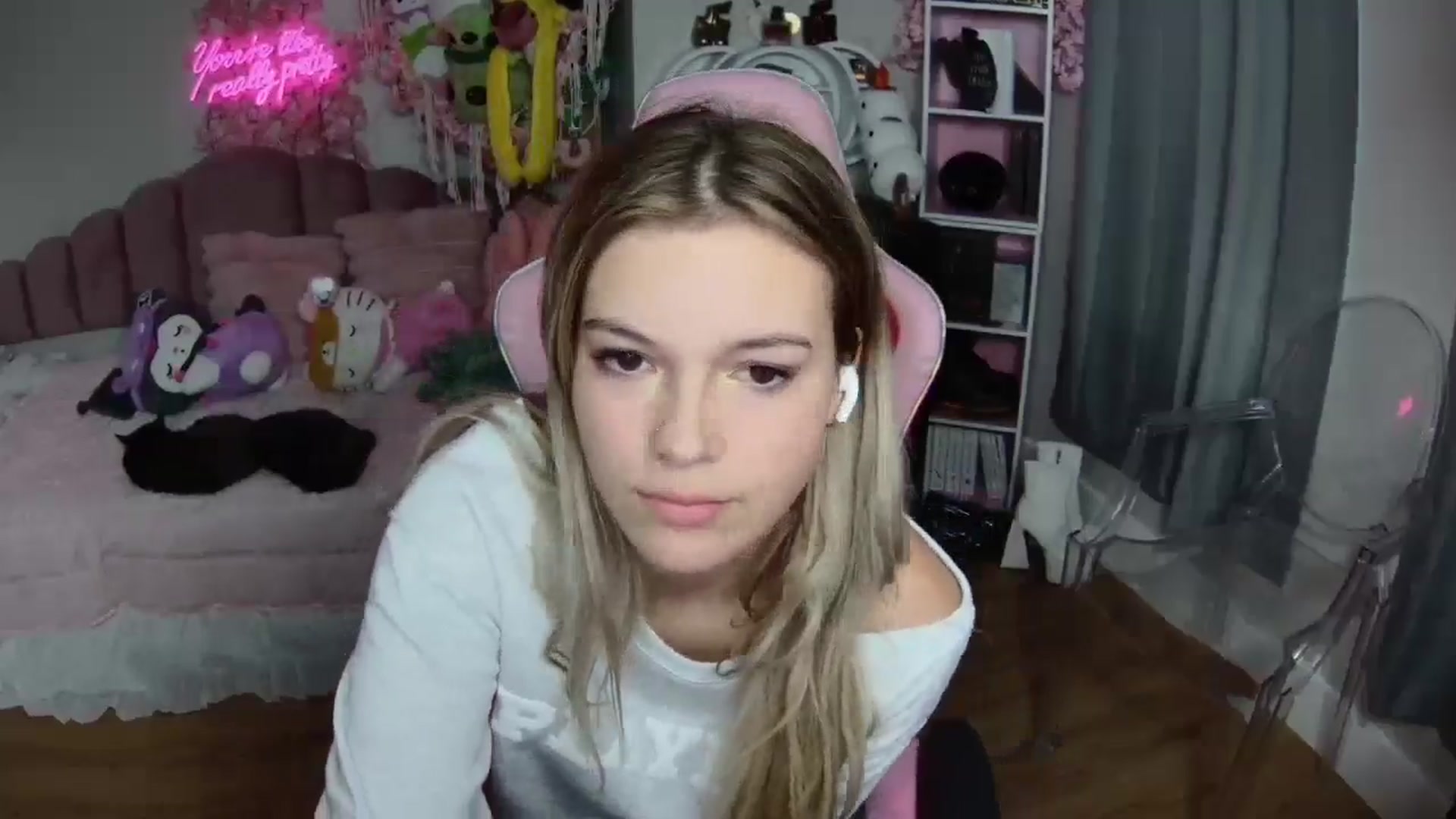 Gallery image thumbnail from Sarahsweets18's myfreecams stream on, 08/08/2024, 21:08 image 11 of 20