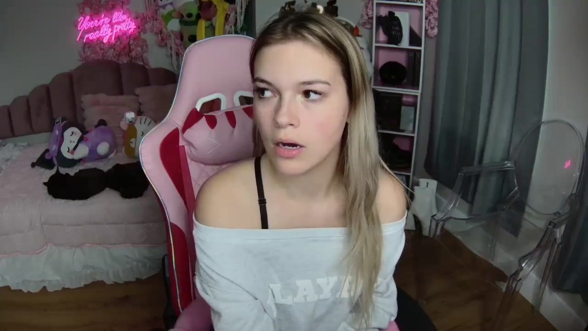 Gallery image thumbnail from Sarahsweets18's myfreecams stream on, 08/08/2024, 21:08 image 18 of 20