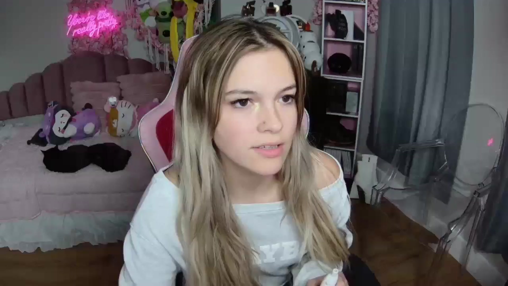 Gallery image thumbnail from Sarahsweets18's myfreecams stream on, 08/08/2024, 21:08 image 6 of 20