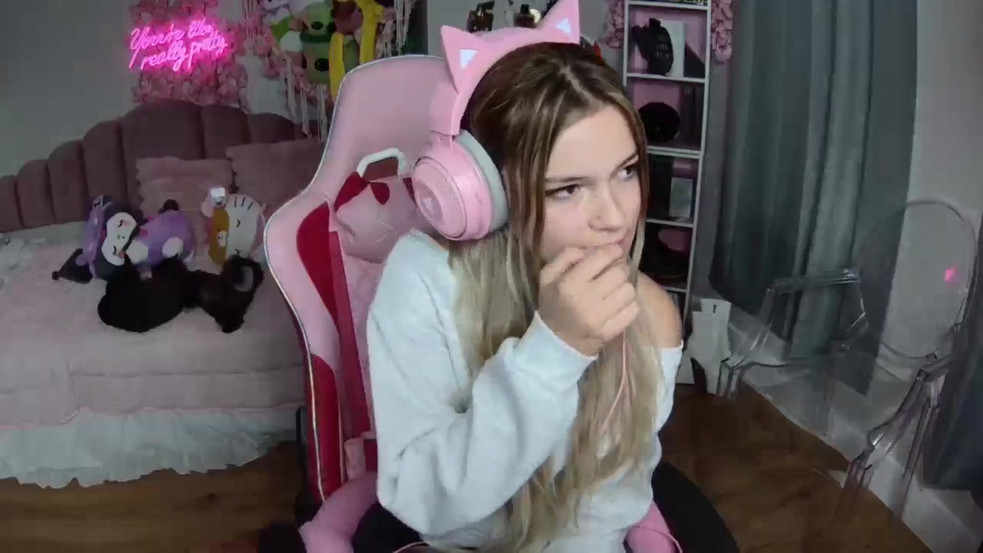 Gallery image thumbnail from Sarahsweets18's myfreecams stream on, 08/08/2024, 21:08 image 3 of 20