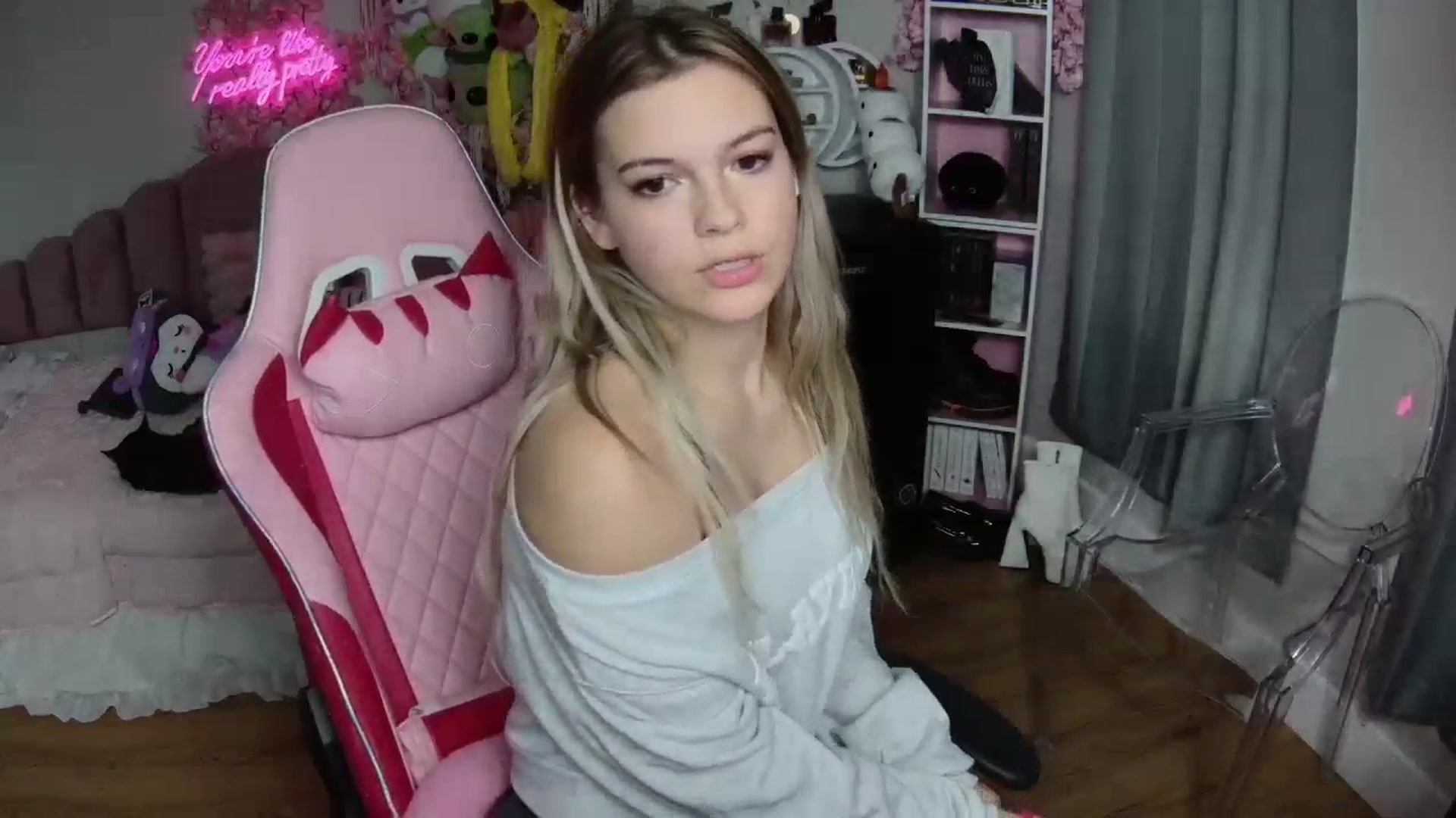 Gallery image thumbnail from Sarahsweets18's myfreecams stream on, 08/08/2024, 21:08 image 14 of 20