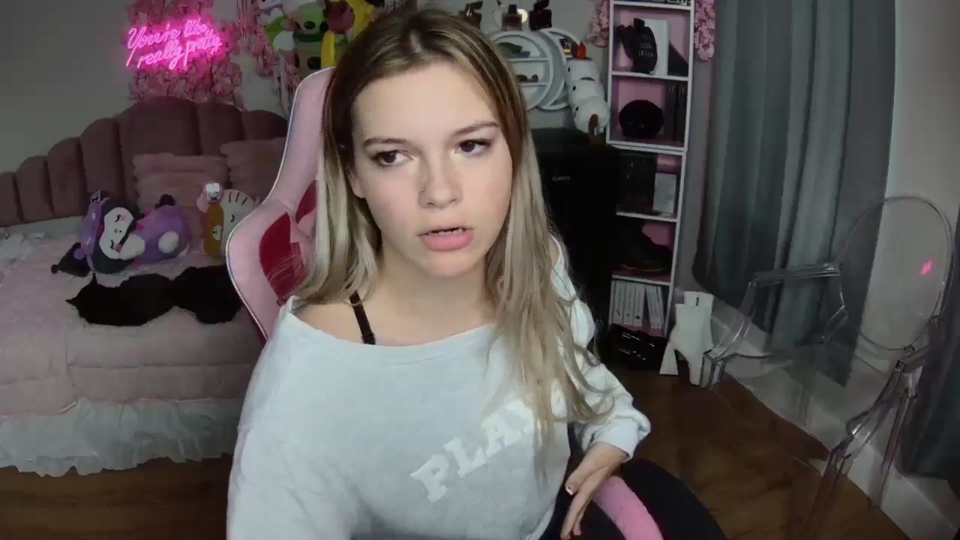 Gallery image thumbnail from Sarahsweets18's myfreecams stream on, 08/08/2024, 21:08 image 16 of 20