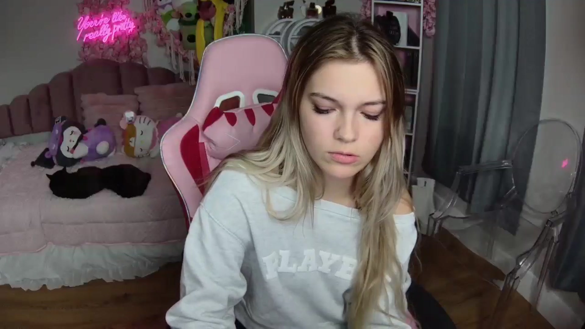Gallery image thumbnail from Sarahsweets18's myfreecams stream on, 08/08/2024, 21:08 image 9 of 20