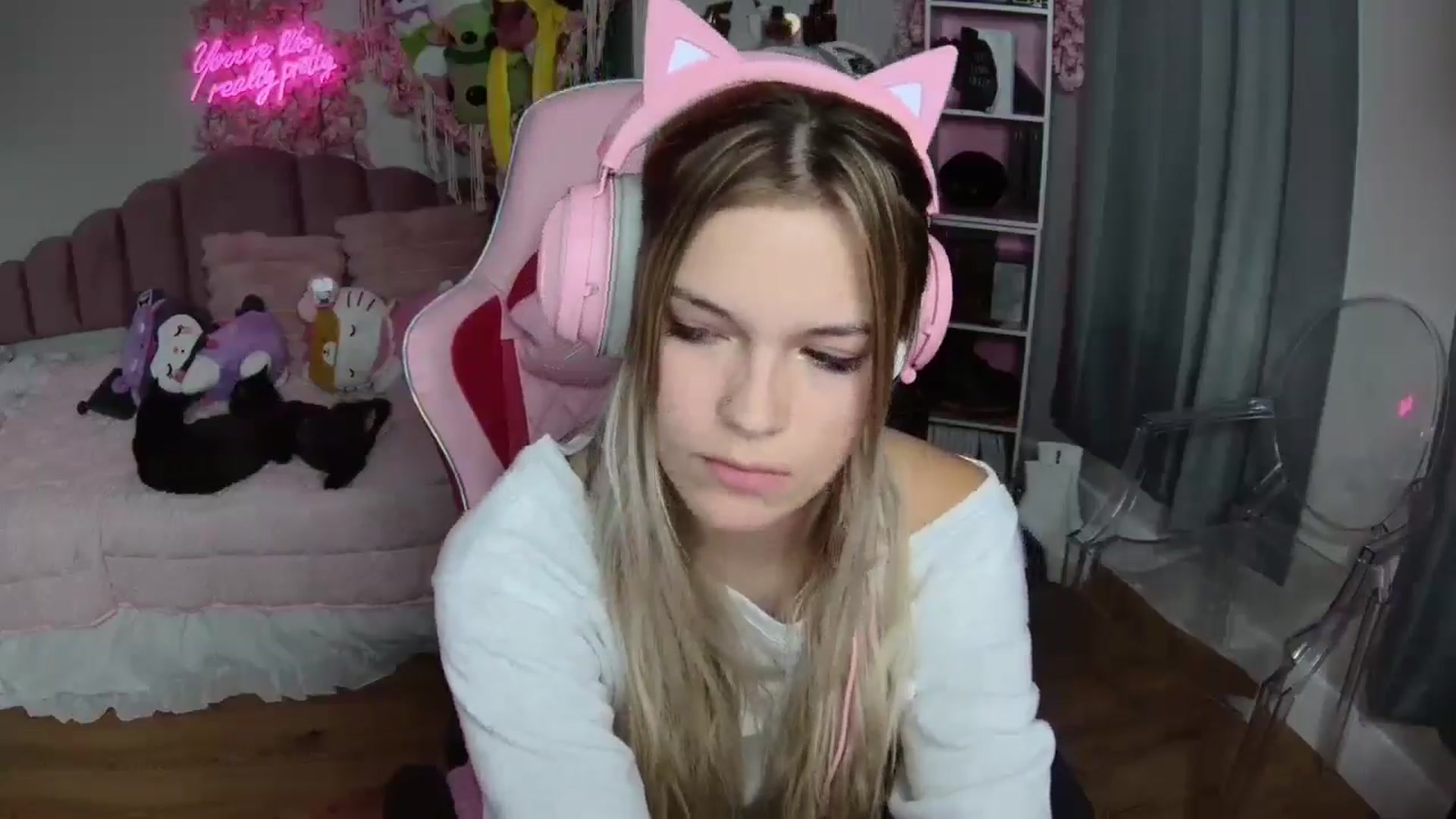 Gallery image thumbnail from Sarahsweets18's myfreecams stream on, 08/08/2024, 21:08 image 4 of 20