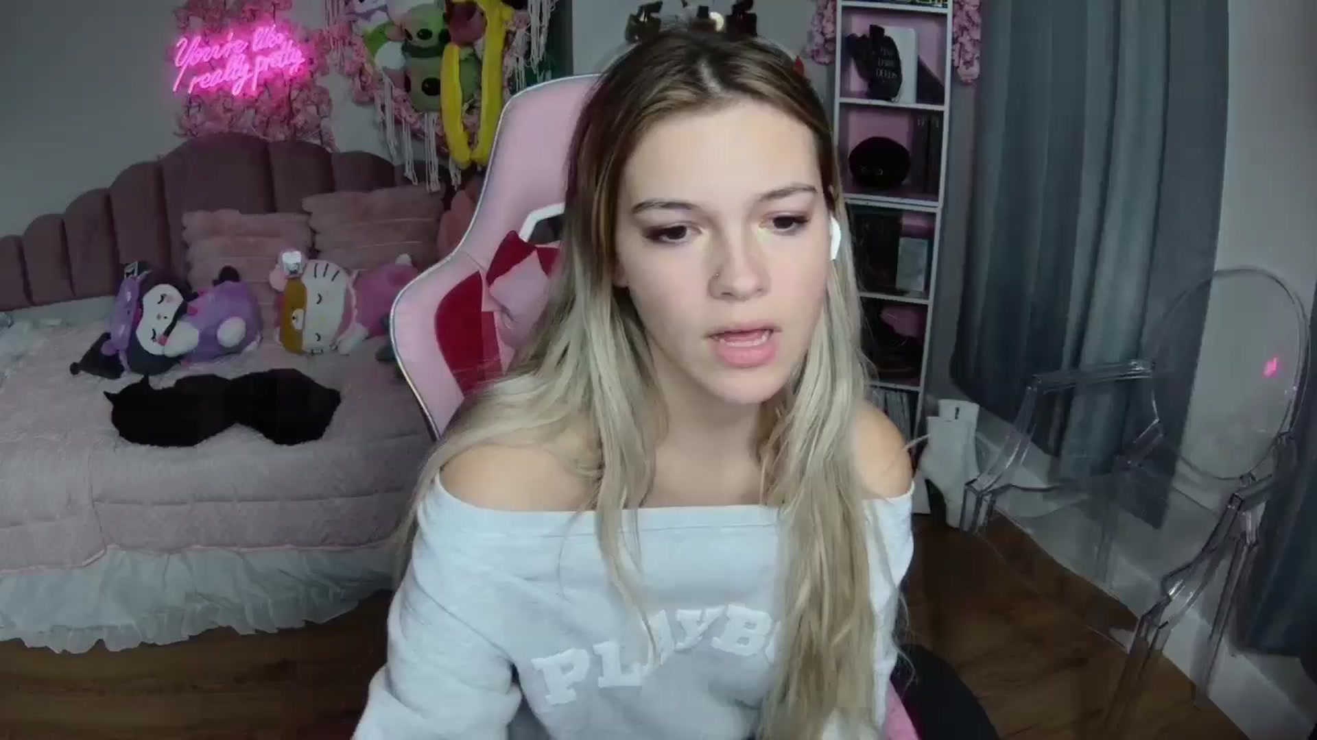 Gallery image thumbnail from Sarahsweets18's myfreecams stream on, 08/08/2024, 21:08 image 10 of 20