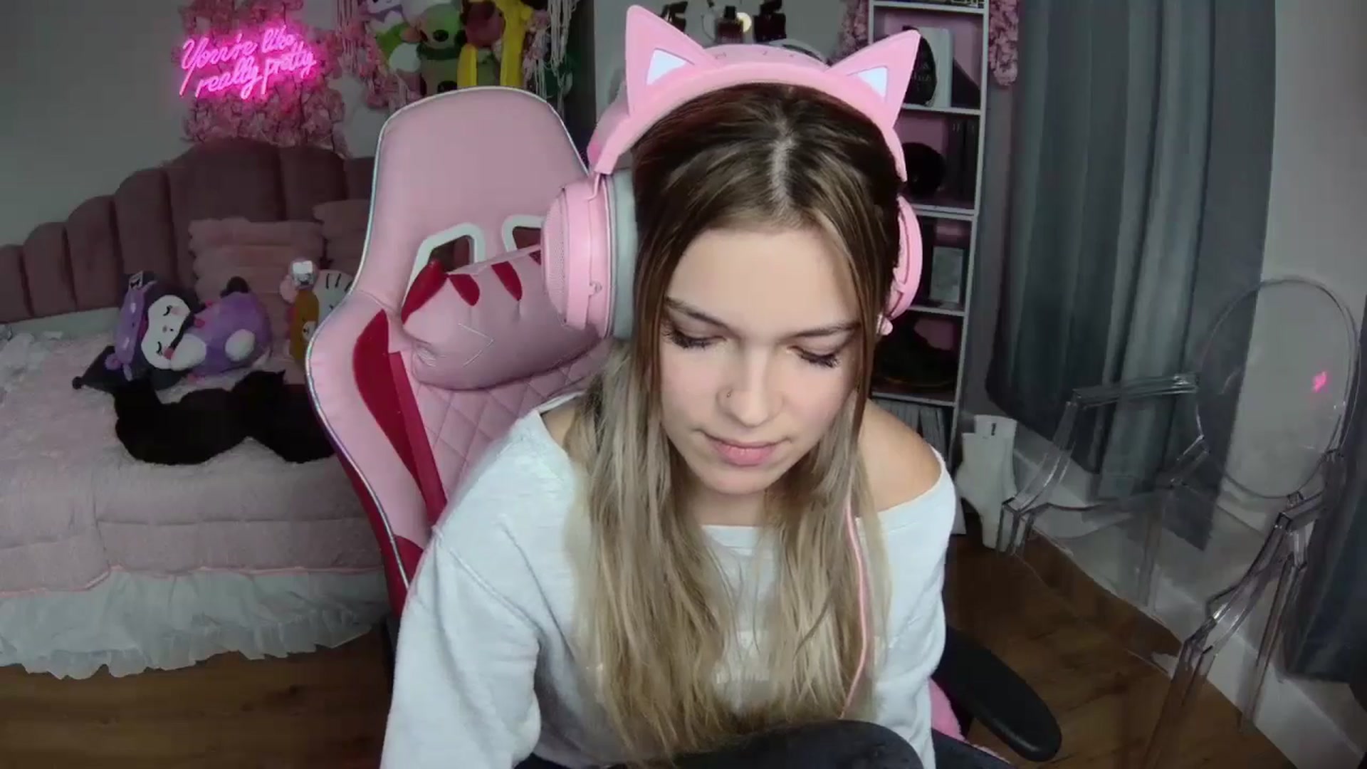 Gallery image thumbnail from Sarahsweets18's myfreecams stream on, 08/08/2024, 21:08 image 5 of 20