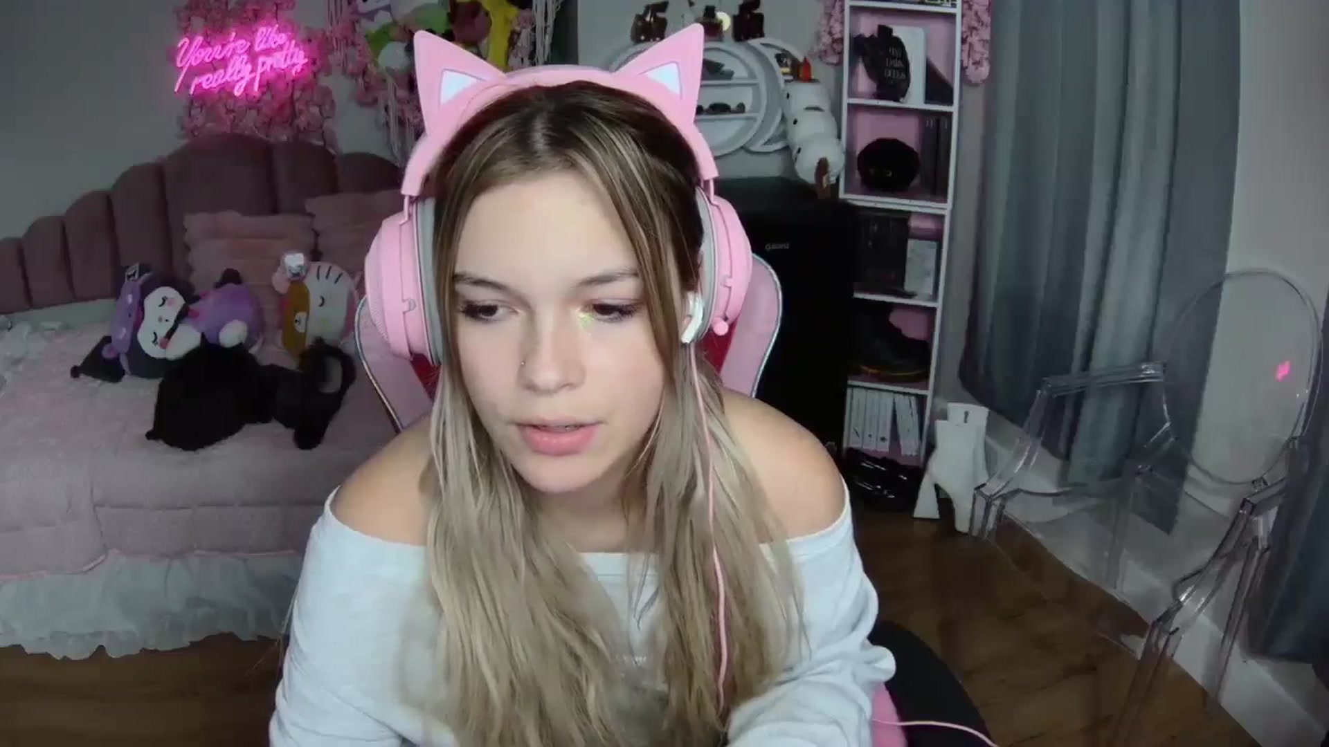 Gallery image thumbnail from Sarahsweets18's myfreecams stream on, 08/08/2024, 21:08 image 2 of 20
