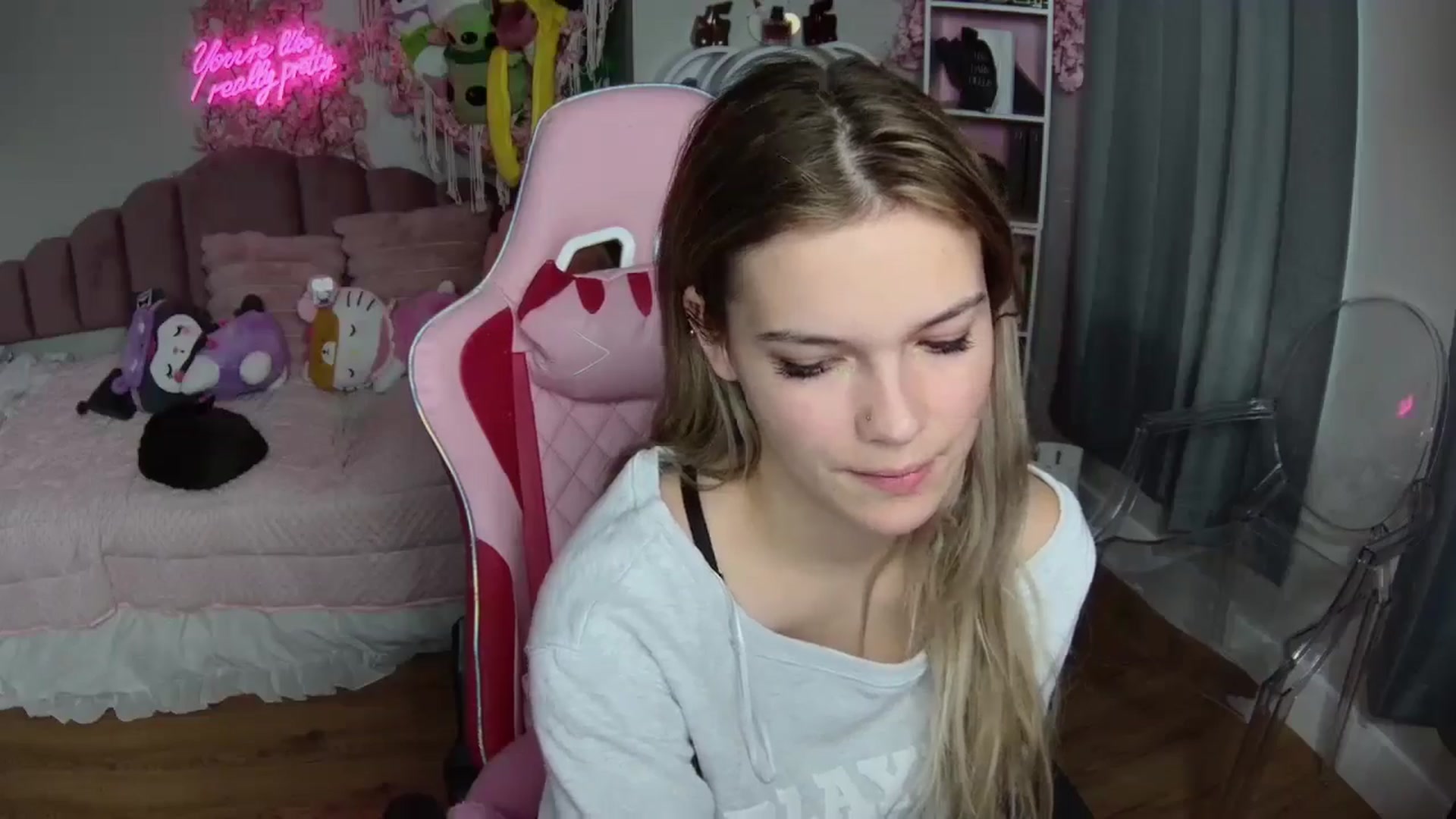 Gallery image thumbnail from Sarahsweets18's myfreecams stream on, 08/08/2024, 22:45 image 10 of 20