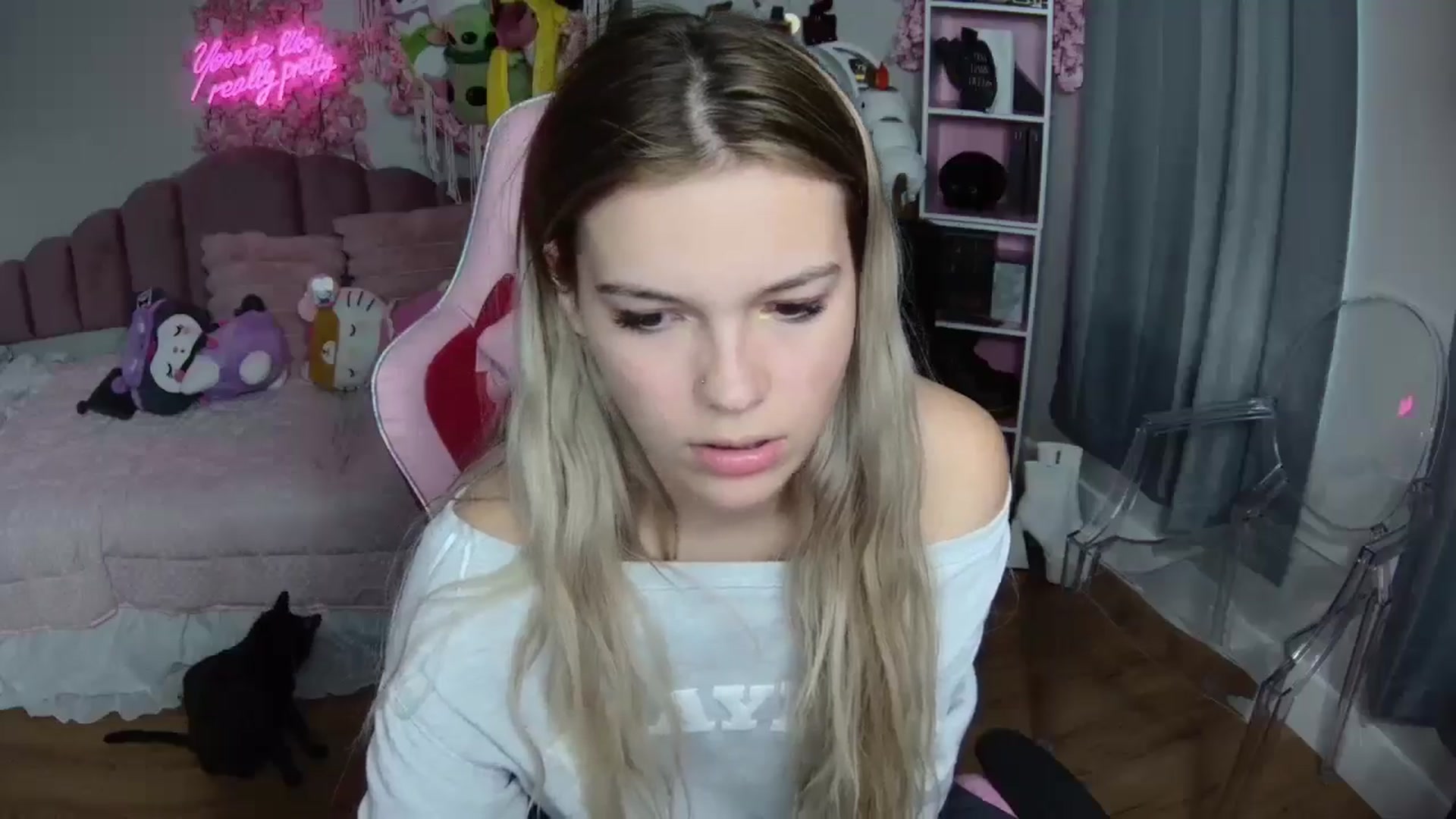 Gallery image thumbnail from Sarahsweets18's myfreecams stream on, 08/08/2024, 22:45 image 11 of 20