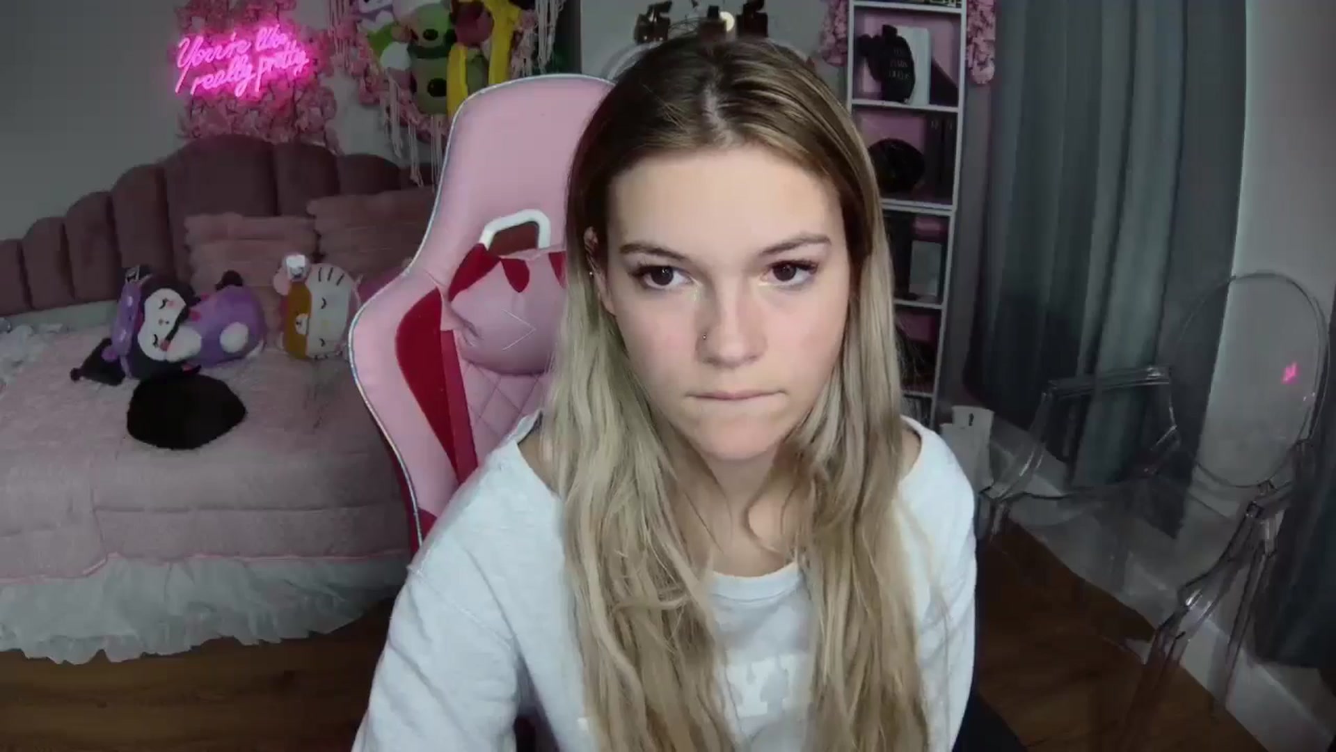 Gallery image thumbnail from Sarahsweets18's myfreecams stream on, 08/08/2024, 22:45 image 9 of 20