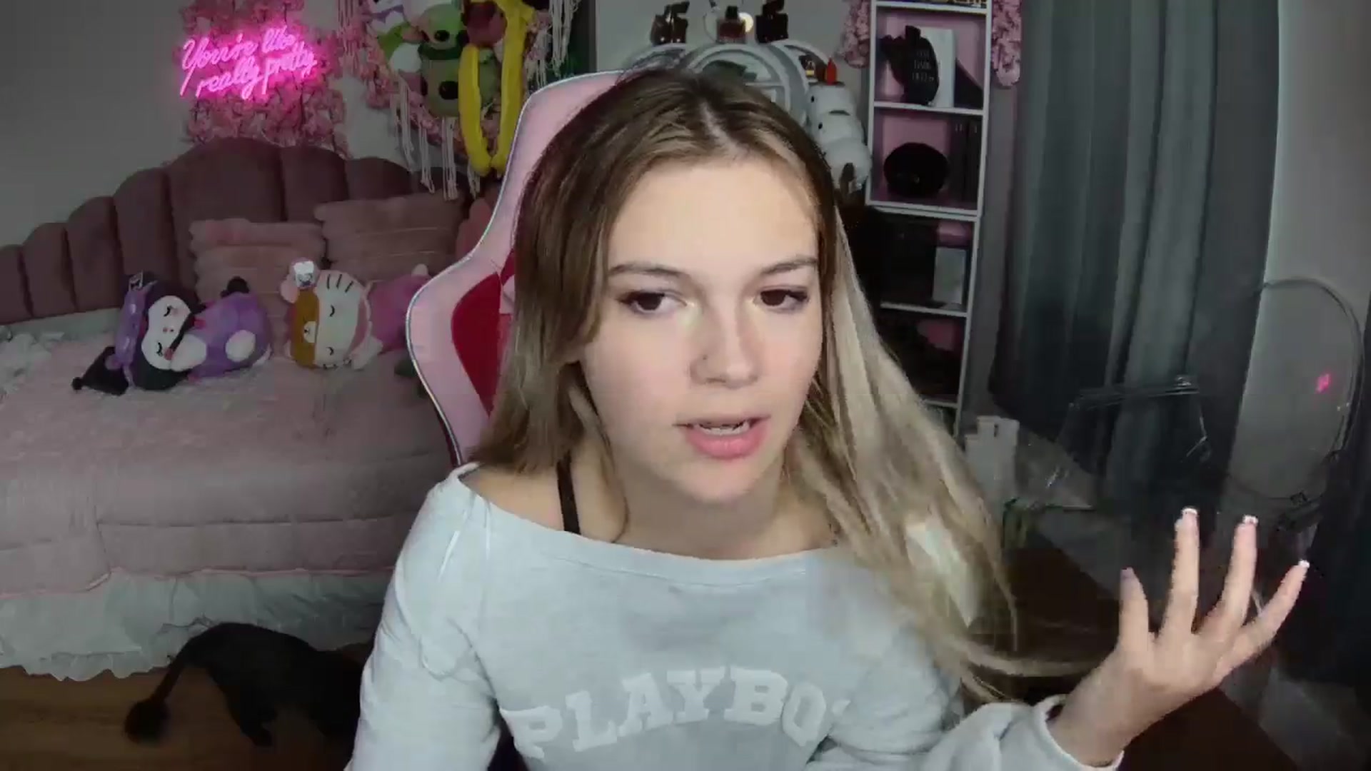 Gallery image thumbnail from Sarahsweets18's myfreecams stream on, 08/08/2024, 22:45 image 12 of 20