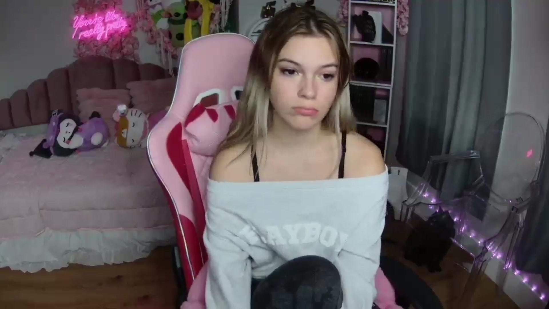 Gallery image thumbnail from Sarahsweets18's myfreecams stream on, 08/08/2024, 22:45 image 14 of 20