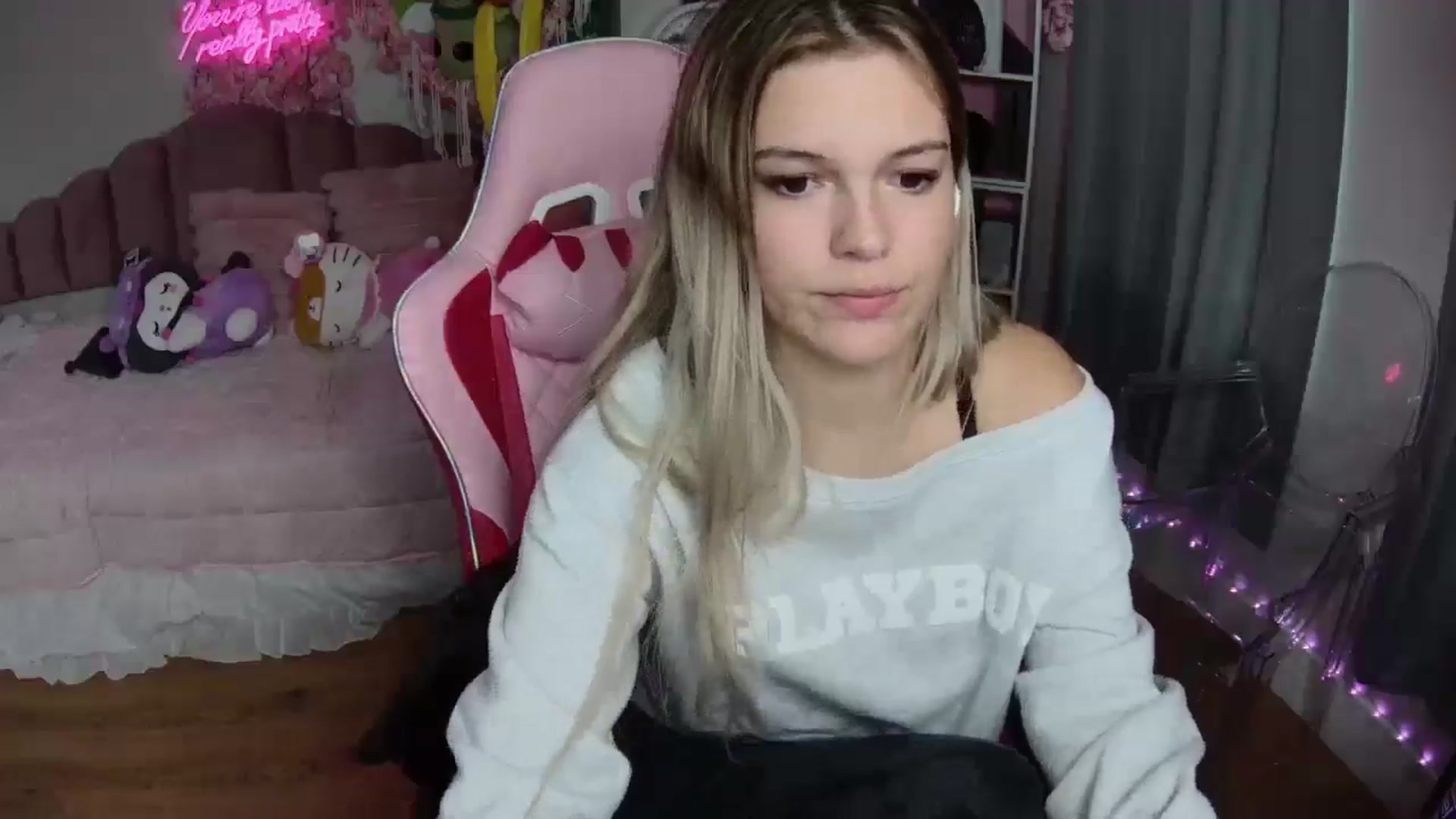 Gallery image thumbnail from Sarahsweets18's myfreecams stream on, 08/08/2024, 22:45 image 16 of 20