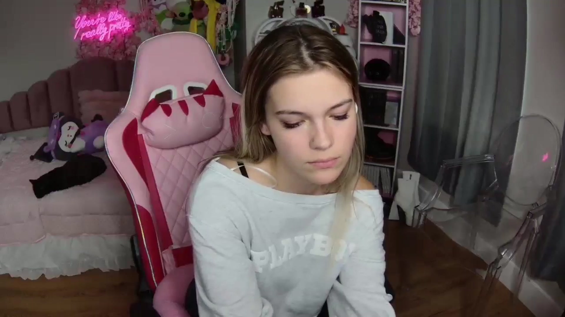 Gallery image thumbnail from Sarahsweets18's myfreecams stream on, 08/08/2024, 22:45 image 4 of 20