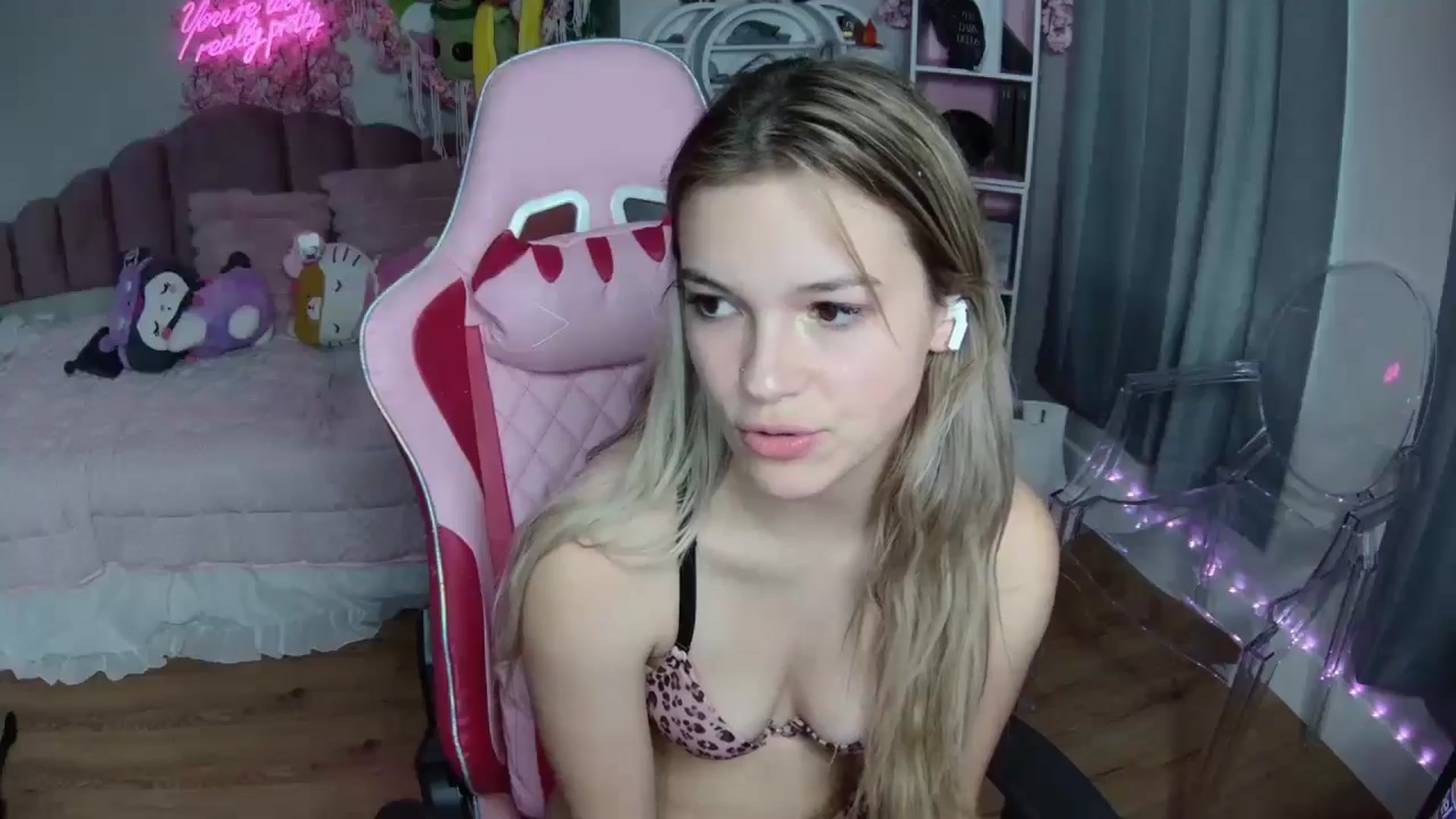 Gallery image thumbnail from Sarahsweets18's myfreecams stream on, 08/08/2024, 22:45 image 20 of 20