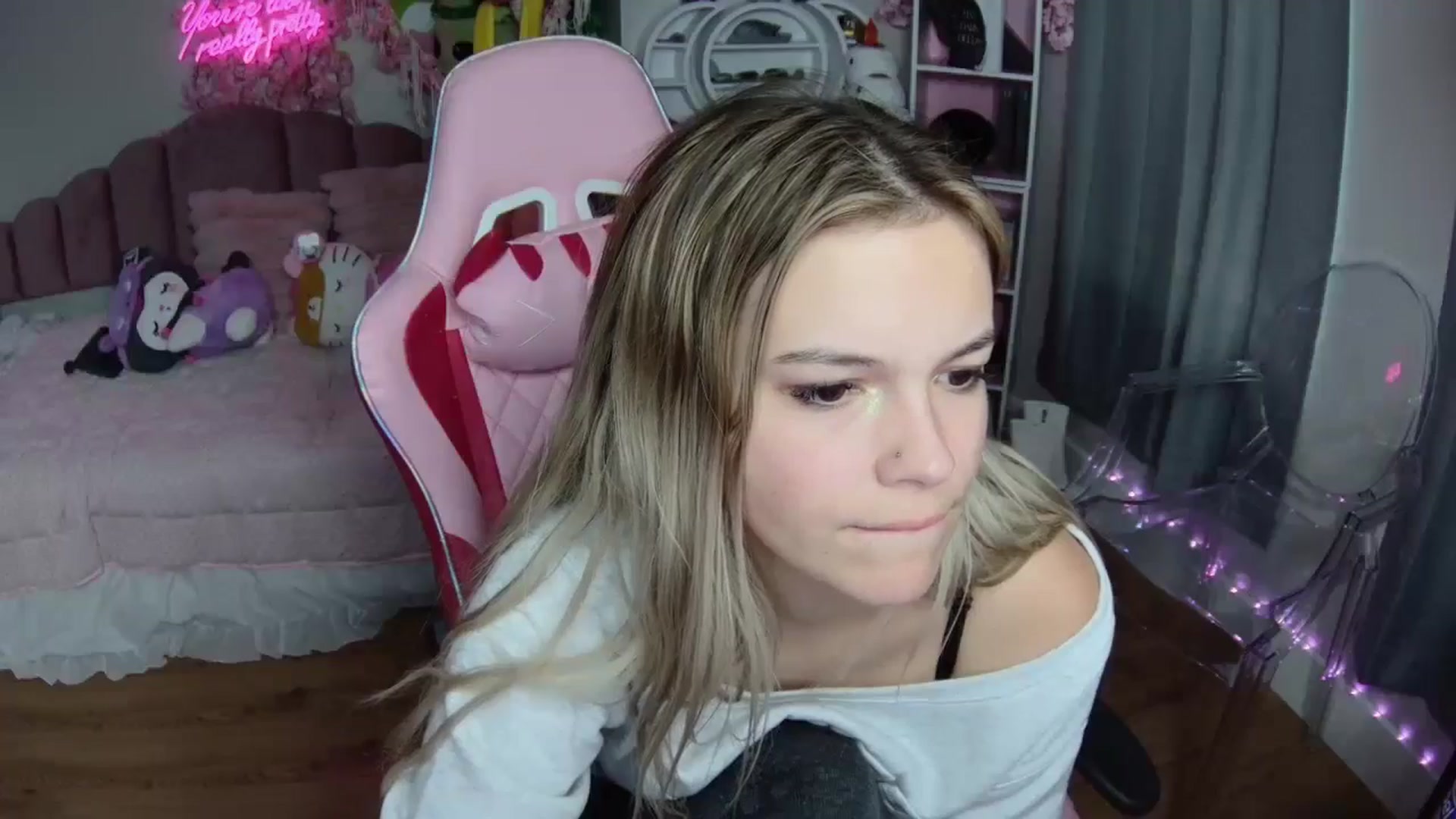 Gallery image thumbnail from Sarahsweets18's myfreecams stream on, 08/08/2024, 22:45 image 15 of 20