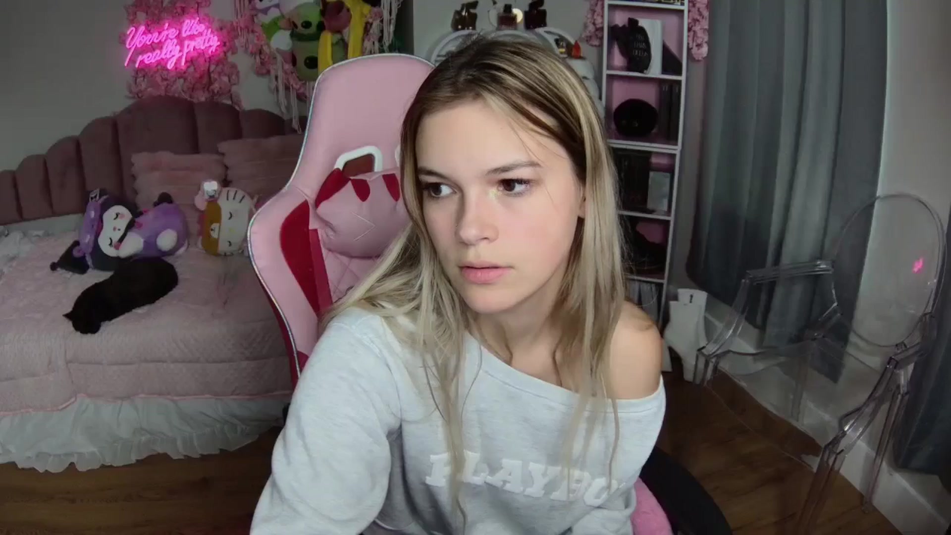 Gallery image thumbnail from Sarahsweets18's myfreecams stream on, 08/08/2024, 22:45 image 8 of 20