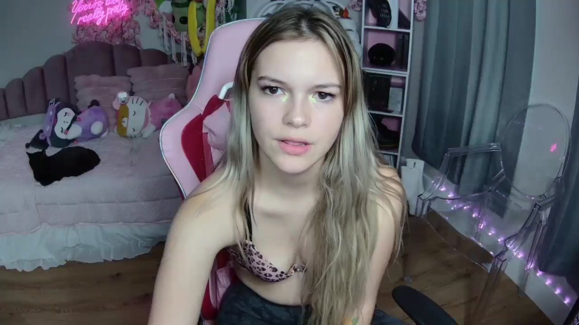 Gallery image thumbnail from Sarahsweets18's myfreecams stream on, 08/08/2024, 23:55 image 1 of 20