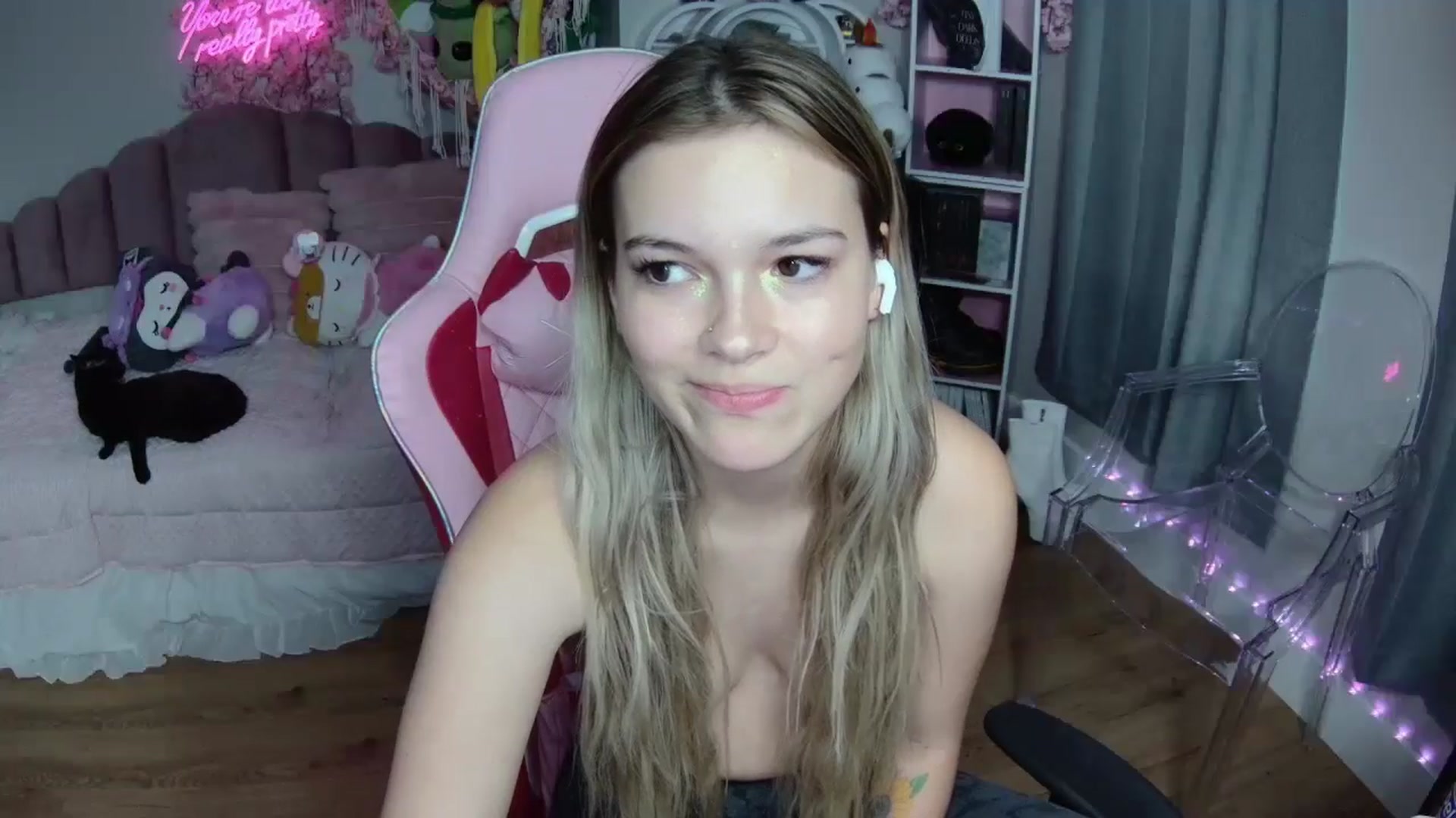 Gallery image thumbnail from Sarahsweets18's myfreecams stream on, 08/08/2024, 23:55 image 6 of 20