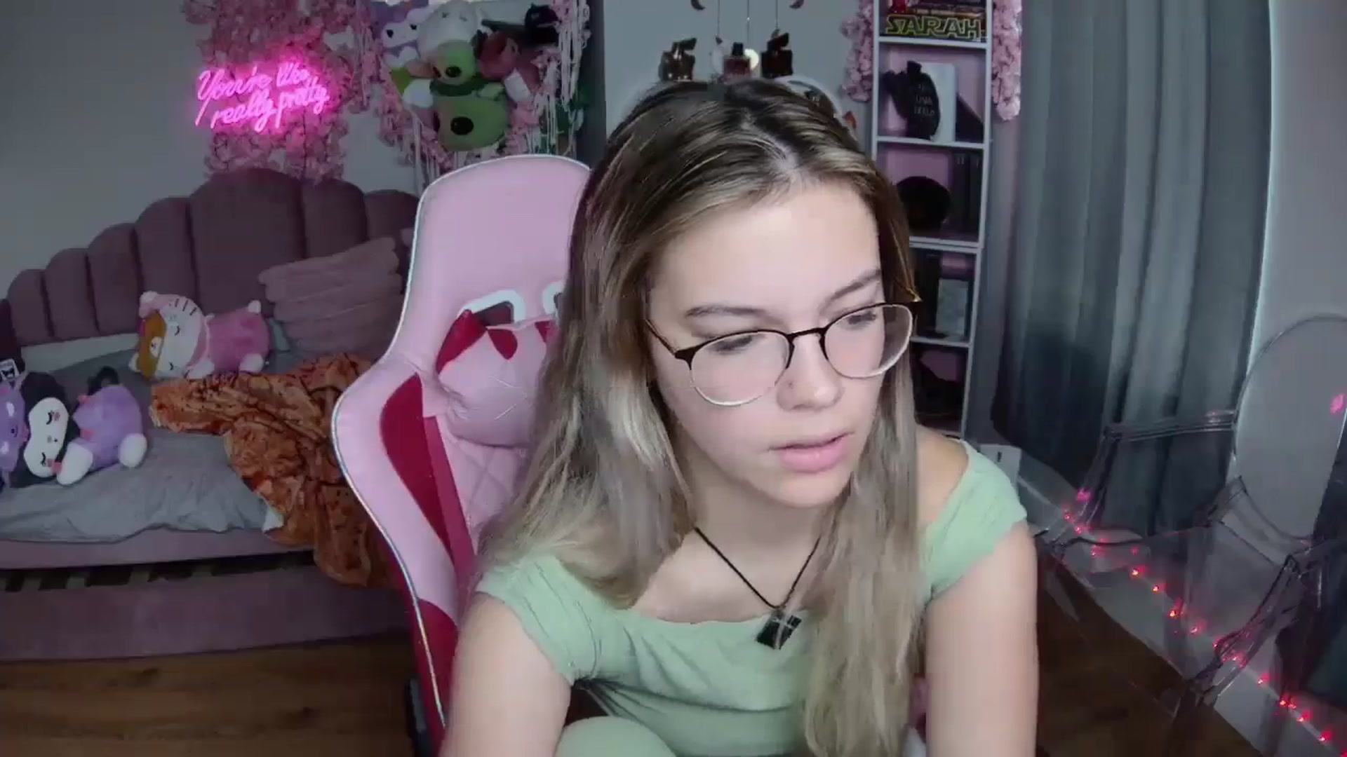 Gallery image thumbnail from Sarahsweets18's myfreecams stream on, 08/12/2024, 19:50 image 6 of 20