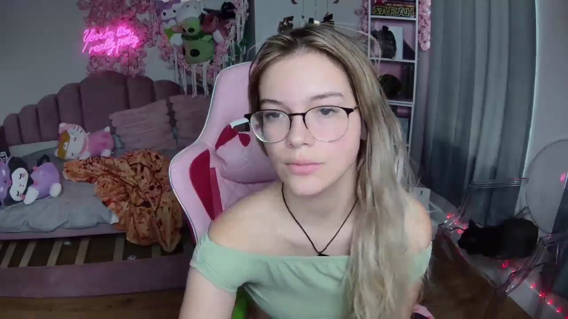 Gallery image thumbnail from Sarahsweets18's myfreecams stream on, 08/12/2024, 19:50 image 11 of 20