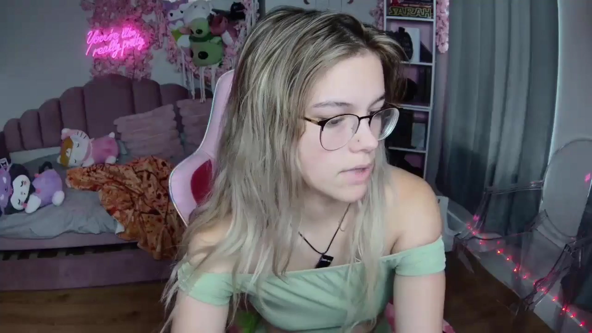 Gallery image thumbnail from Sarahsweets18's myfreecams stream on, 08/12/2024, 19:50 image 4 of 20