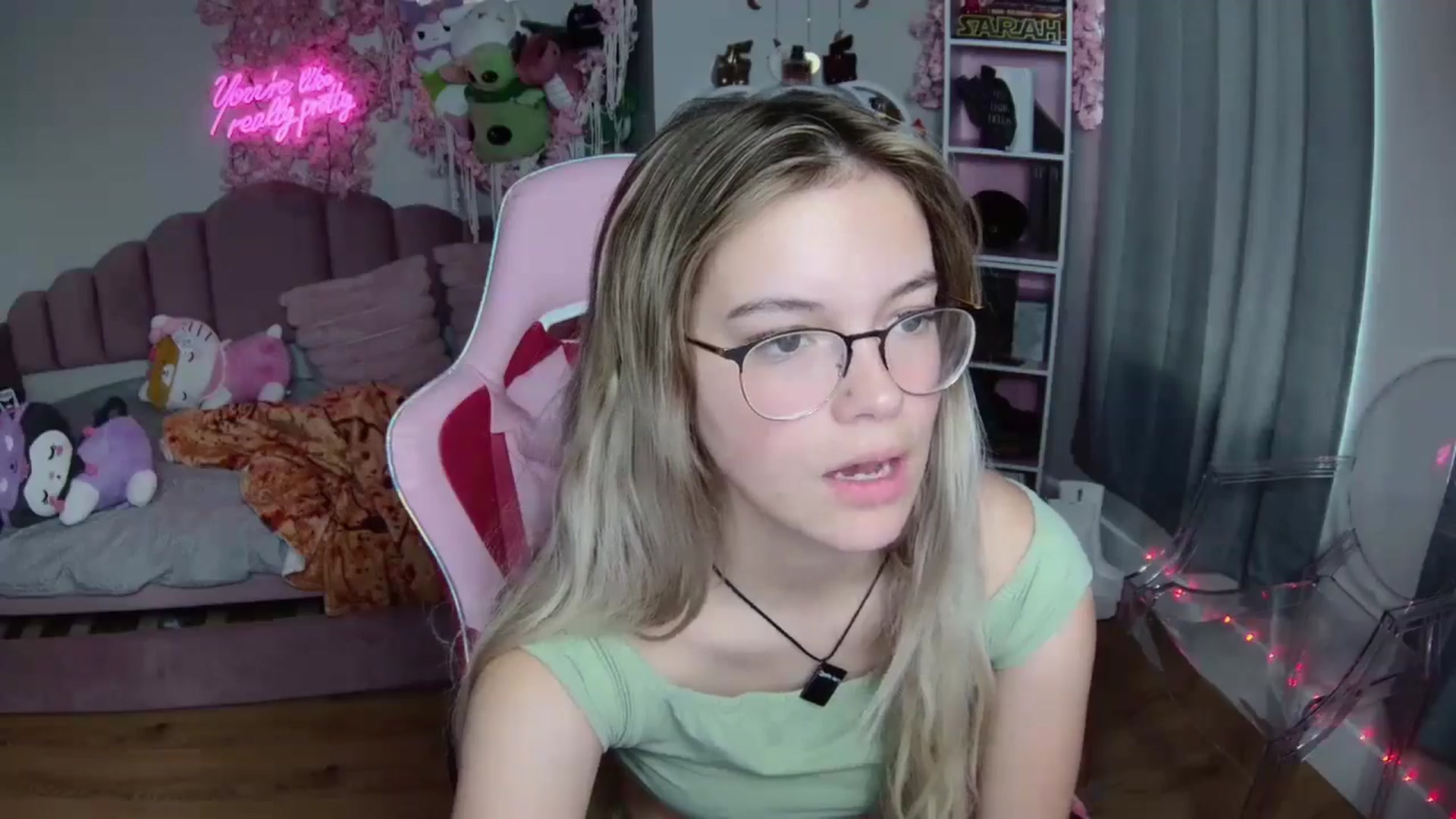 Gallery image thumbnail from Sarahsweets18's myfreecams stream on, 08/12/2024, 19:50 image 14 of 20