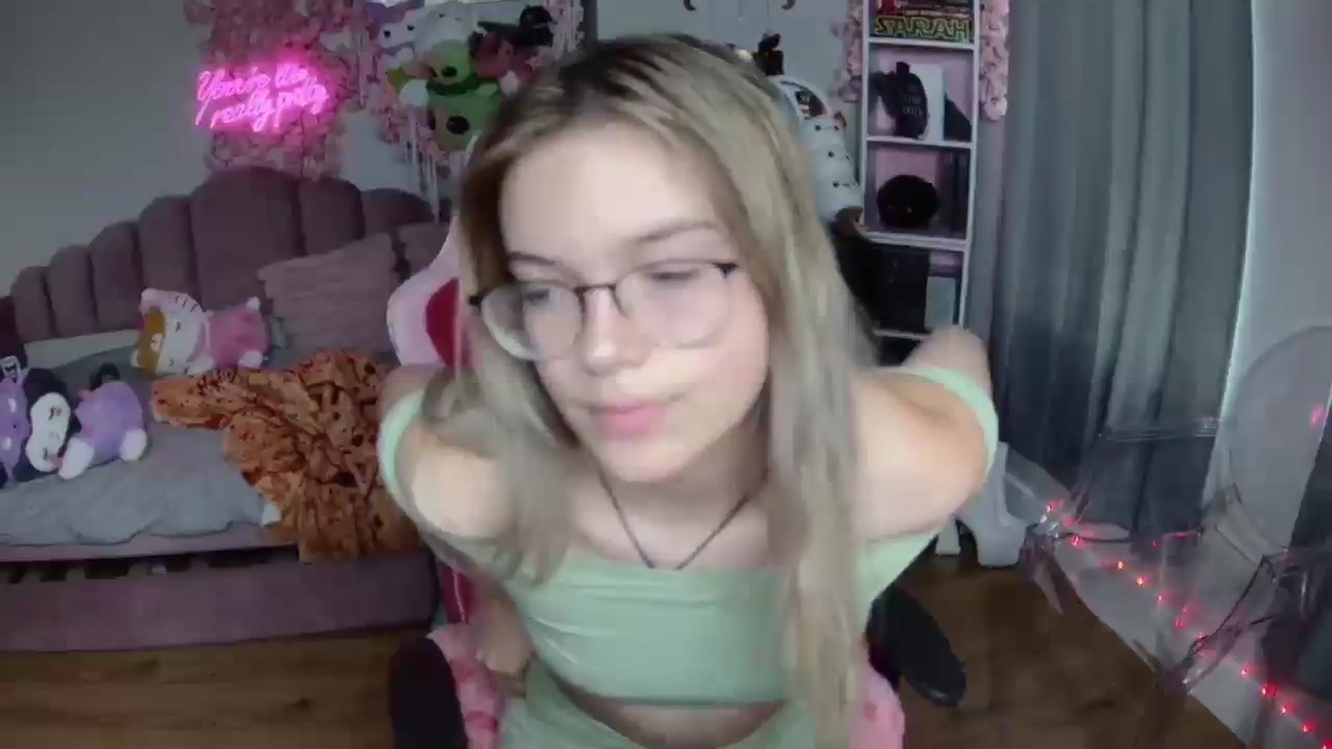 Gallery image thumbnail from Sarahsweets18's myfreecams stream on, 08/12/2024, 19:50 image 20 of 20