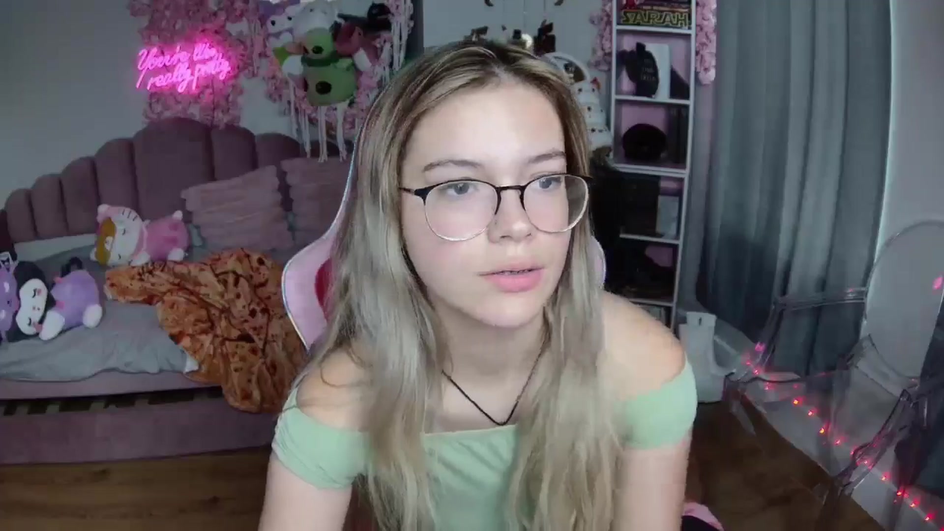 Gallery image thumbnail from Sarahsweets18's myfreecams stream on, 08/12/2024, 19:50 image 8 of 20