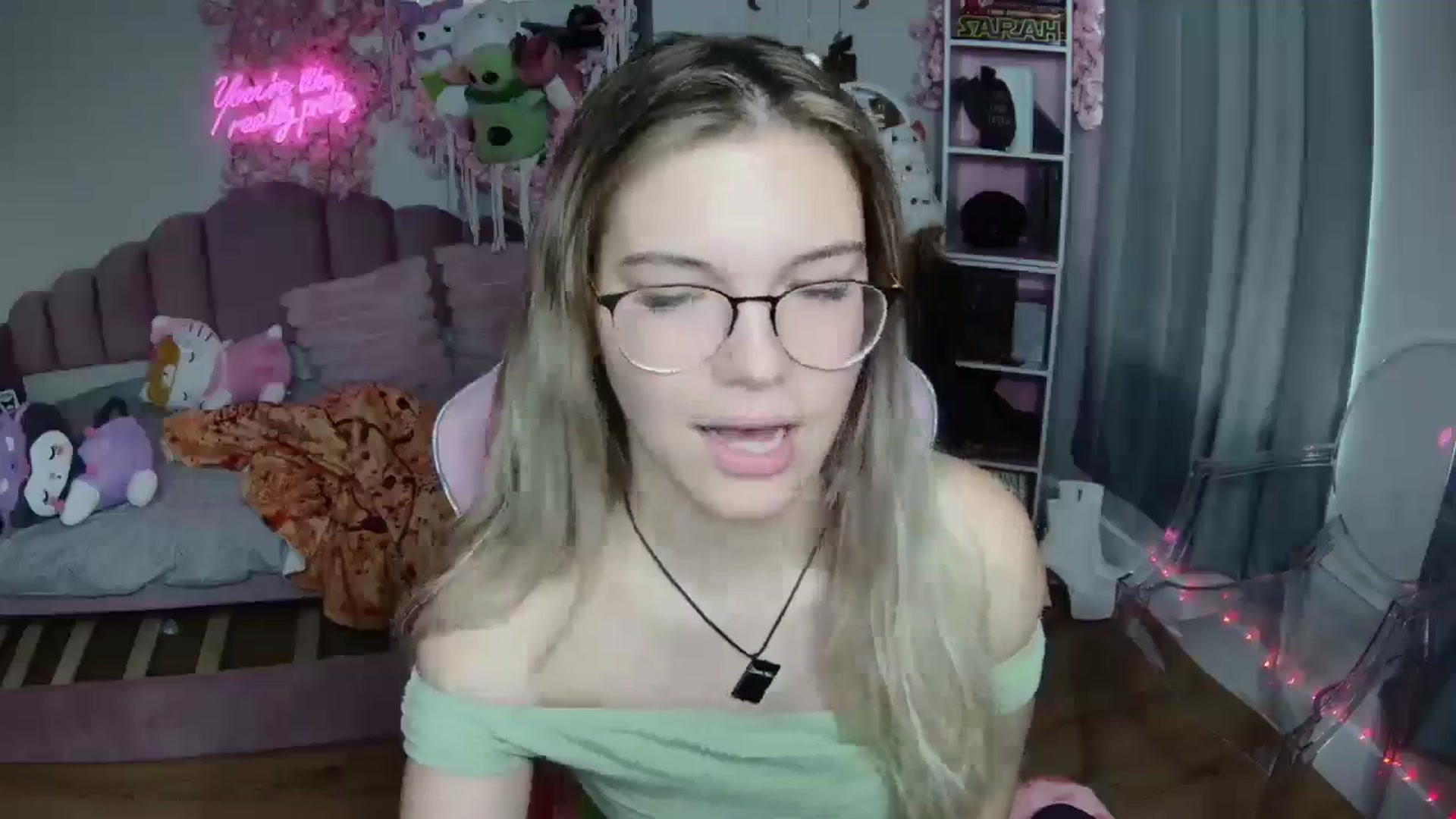 Gallery image thumbnail from Sarahsweets18's myfreecams stream on, 08/12/2024, 19:50 image 9 of 20