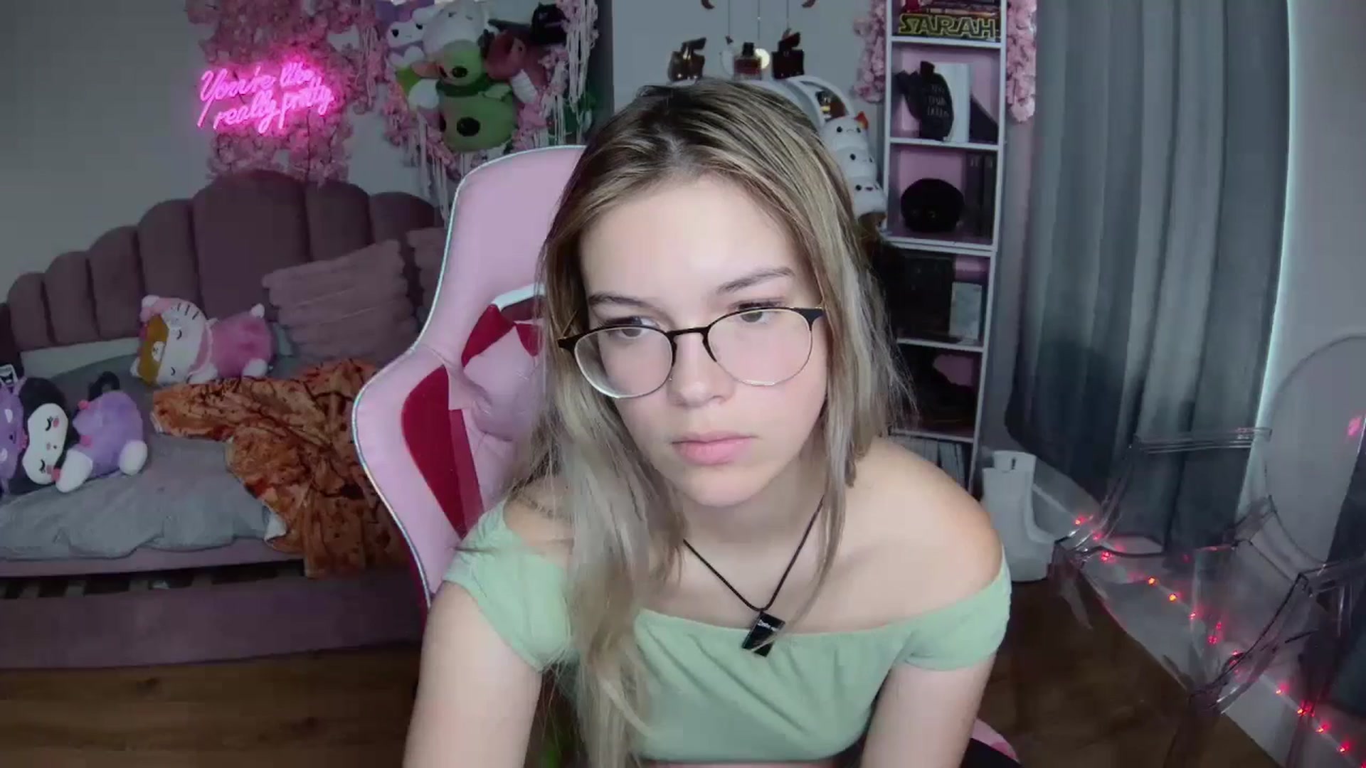 Gallery image thumbnail from Sarahsweets18's myfreecams stream on, 08/12/2024, 19:50 image 16 of 20