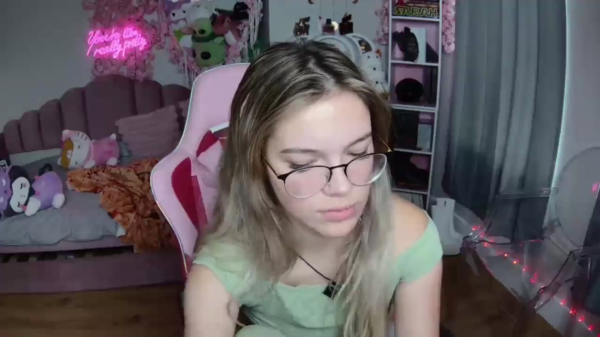 Gallery image thumbnail from Sarahsweets18's myfreecams stream on, 08/12/2024, 19:50 image 17 of 20