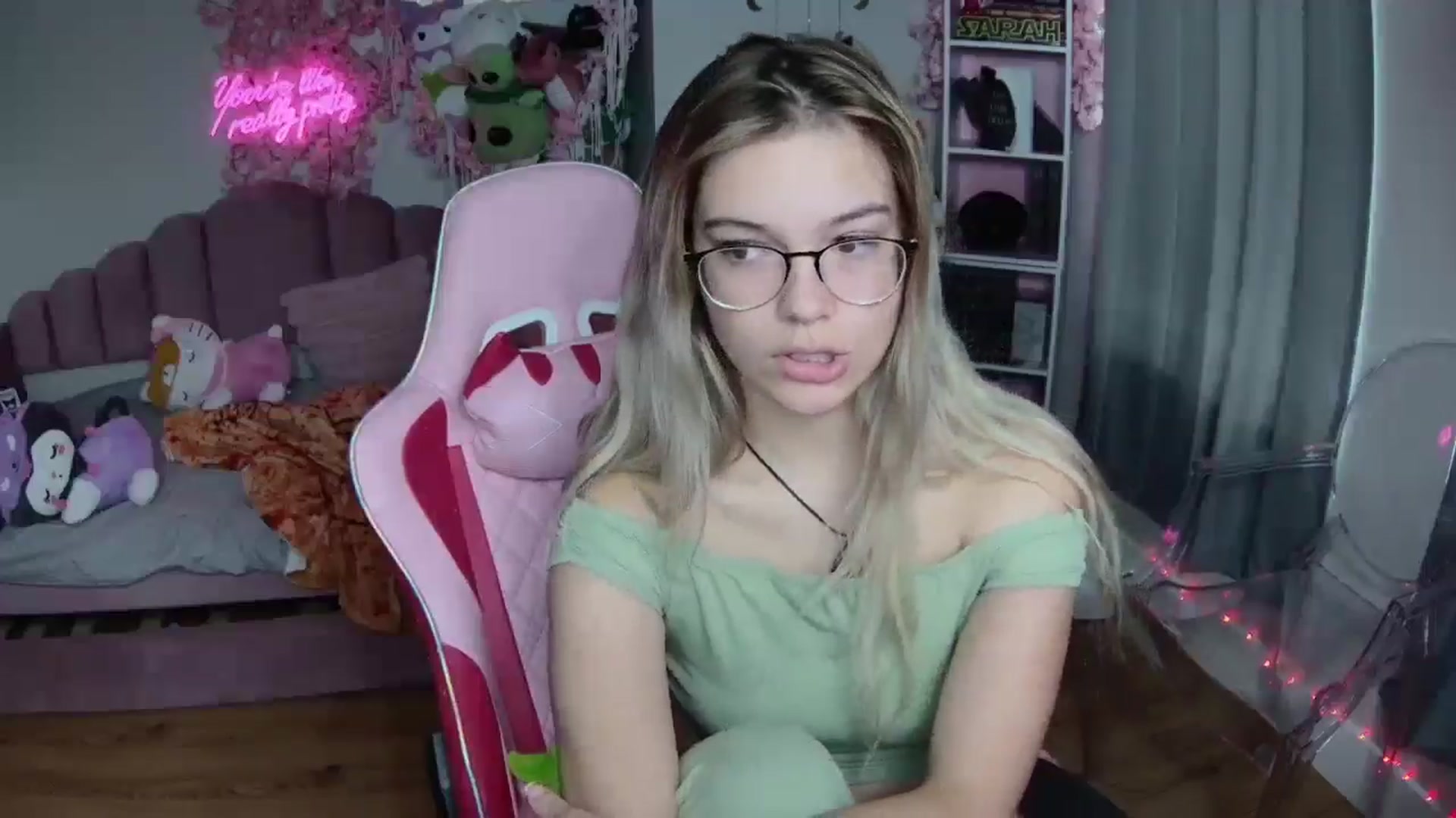 Gallery image thumbnail from Sarahsweets18's myfreecams stream on, 08/12/2024, 19:50 image 5 of 20