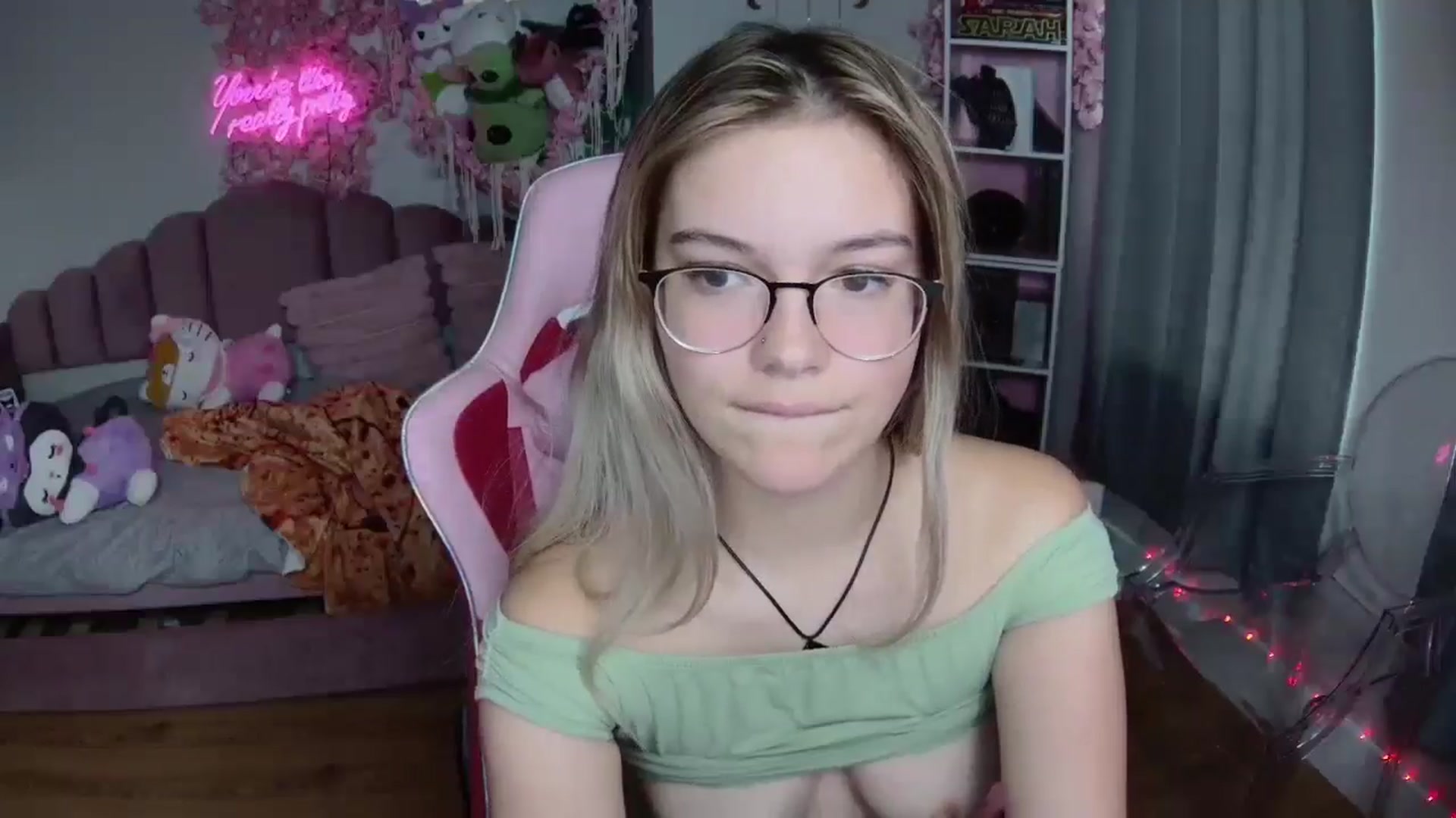 Gallery image thumbnail from Sarahsweets18's myfreecams stream on, 08/12/2024, 19:50 image 15 of 20