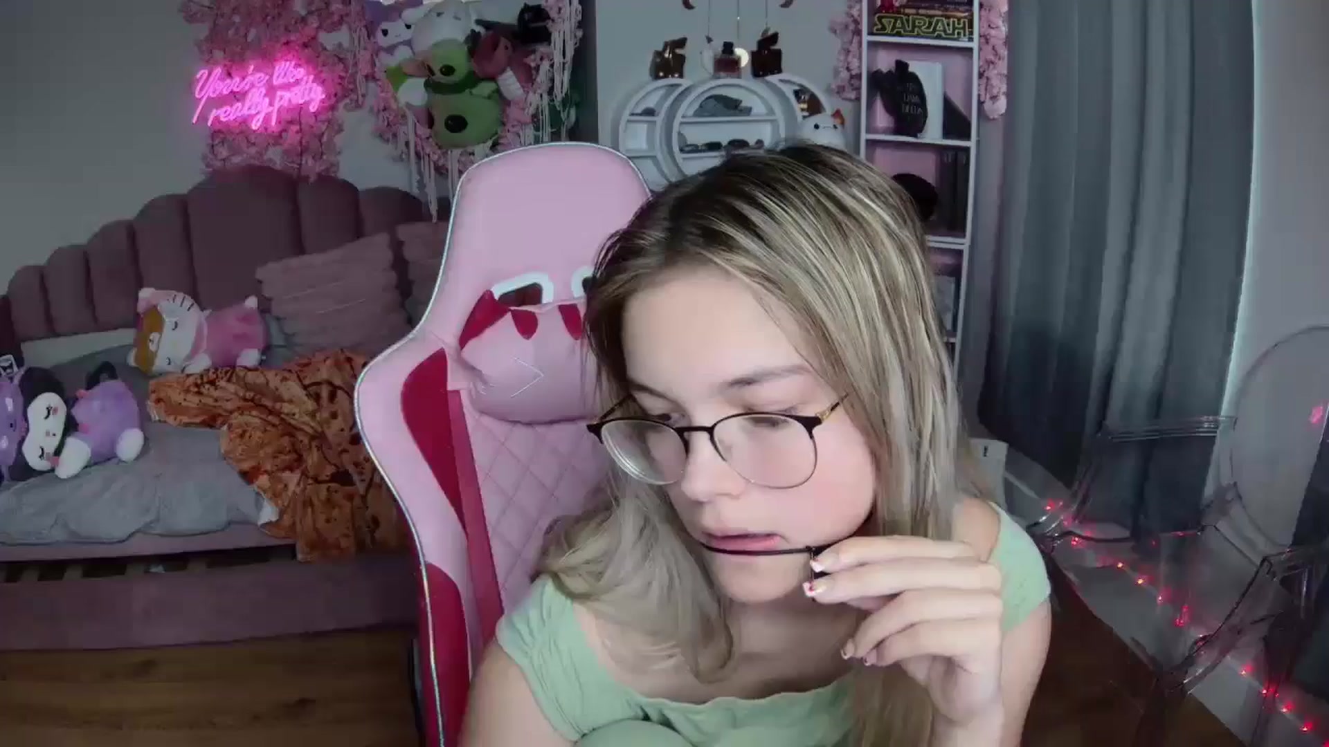 Gallery image thumbnail from Sarahsweets18's myfreecams stream on, 08/12/2024, 19:50 image 19 of 20