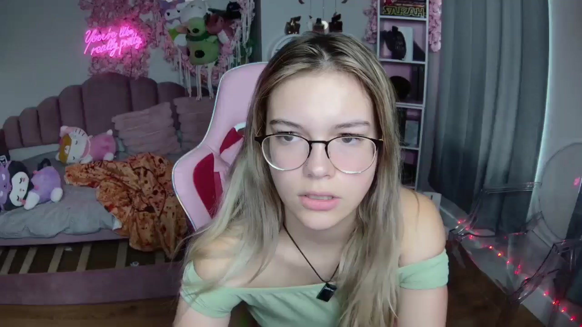Gallery image thumbnail from Sarahsweets18's myfreecams stream on, 08/12/2024, 19:50 image 10 of 20