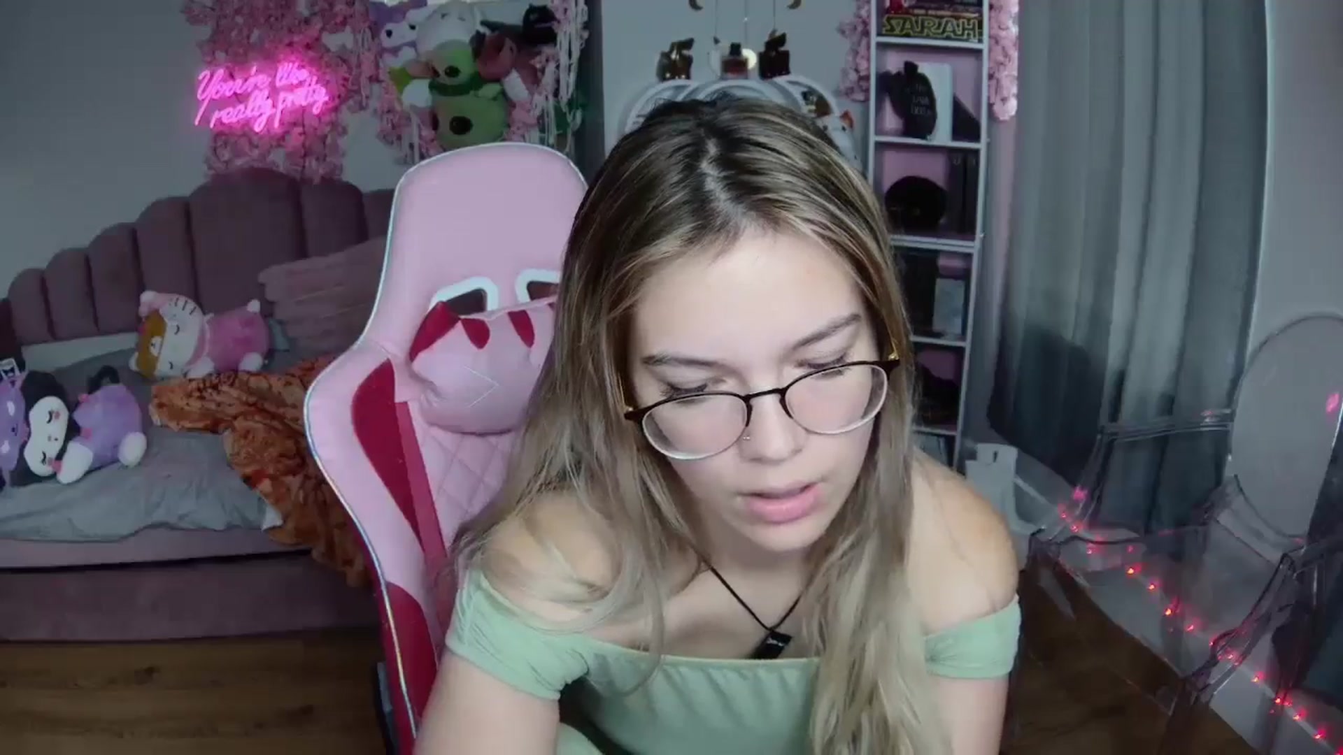 Gallery image thumbnail from Sarahsweets18's myfreecams stream on, 08/12/2024, 19:50 image 3 of 20