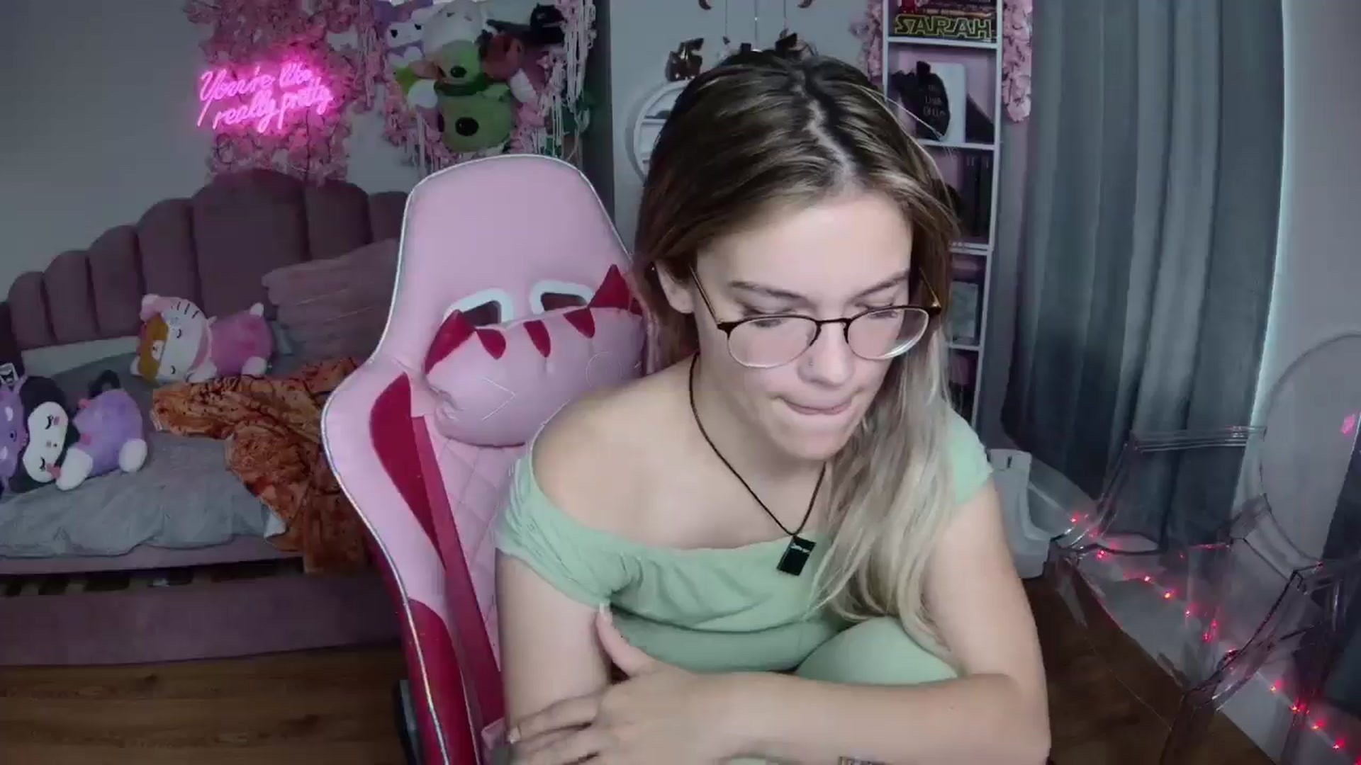 Gallery image thumbnail from Sarahsweets18's myfreecams stream on, 08/12/2024, 19:50 image 18 of 20