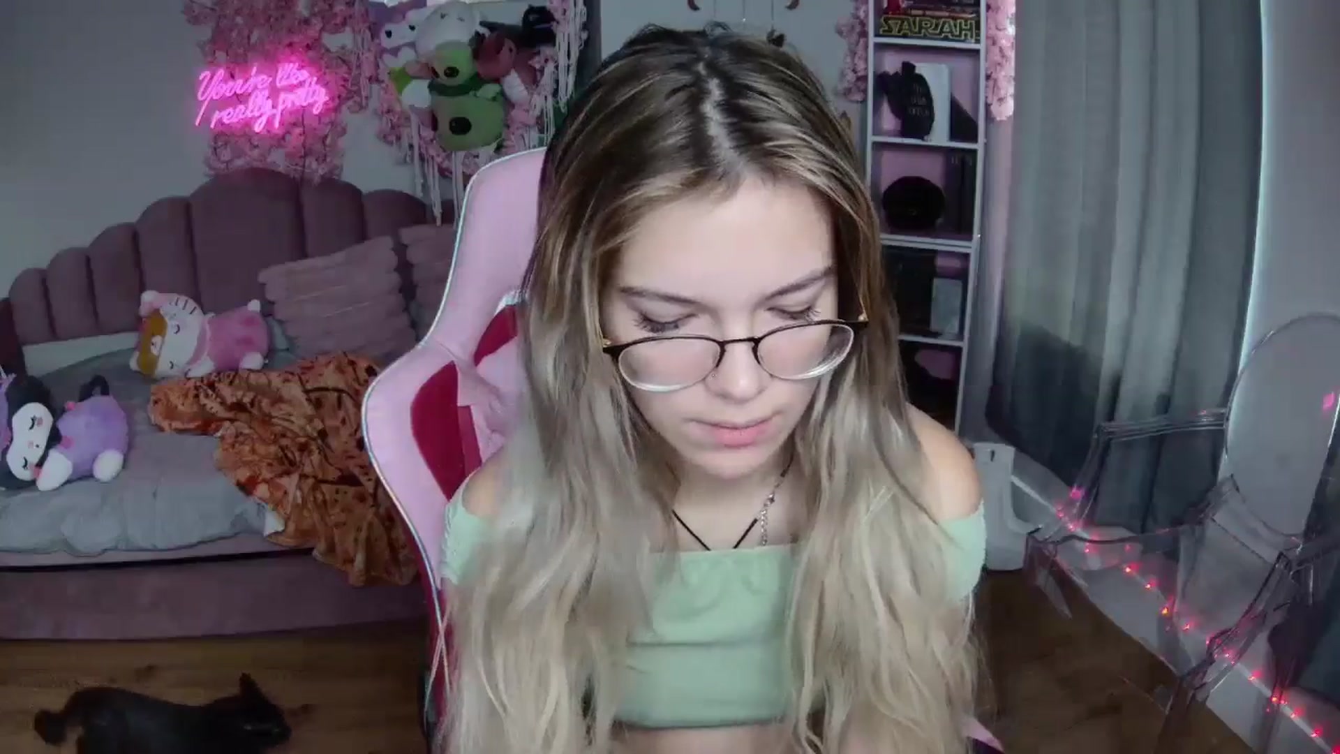 Gallery image thumbnail from Sarahsweets18's myfreecams stream on, 08/12/2024, 19:50 image 2 of 20