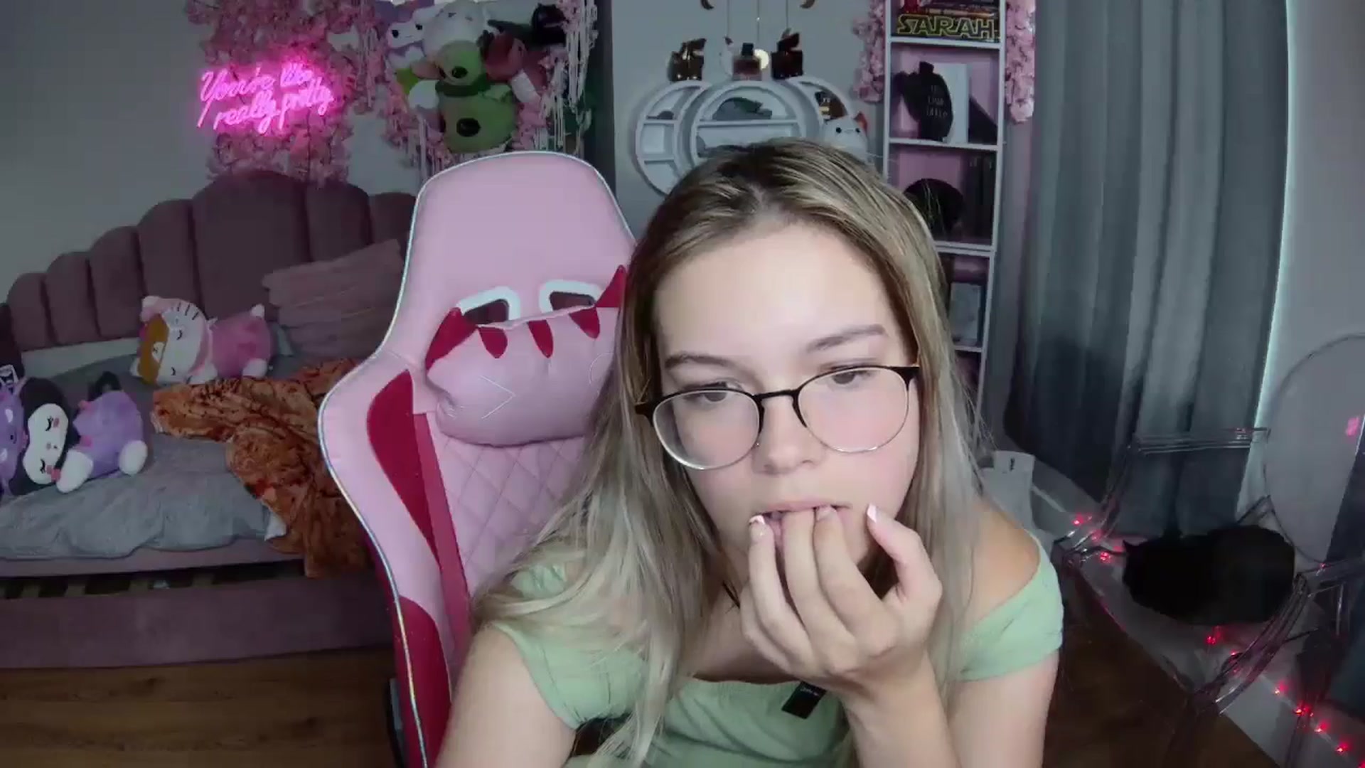 Gallery image thumbnail from Sarahsweets18's myfreecams stream on, 08/12/2024, 19:50 image 12 of 20