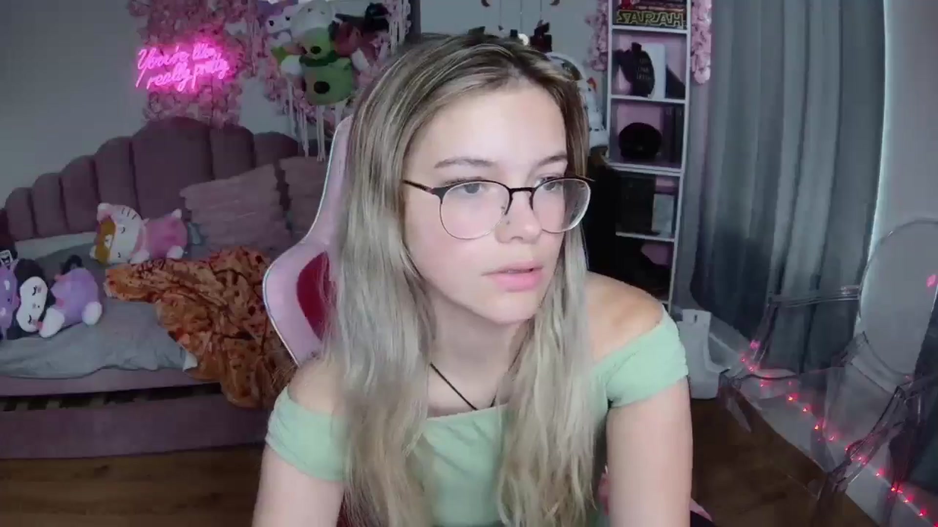 Gallery image thumbnail from Sarahsweets18's myfreecams stream on, 08/12/2024, 19:50 image 7 of 20