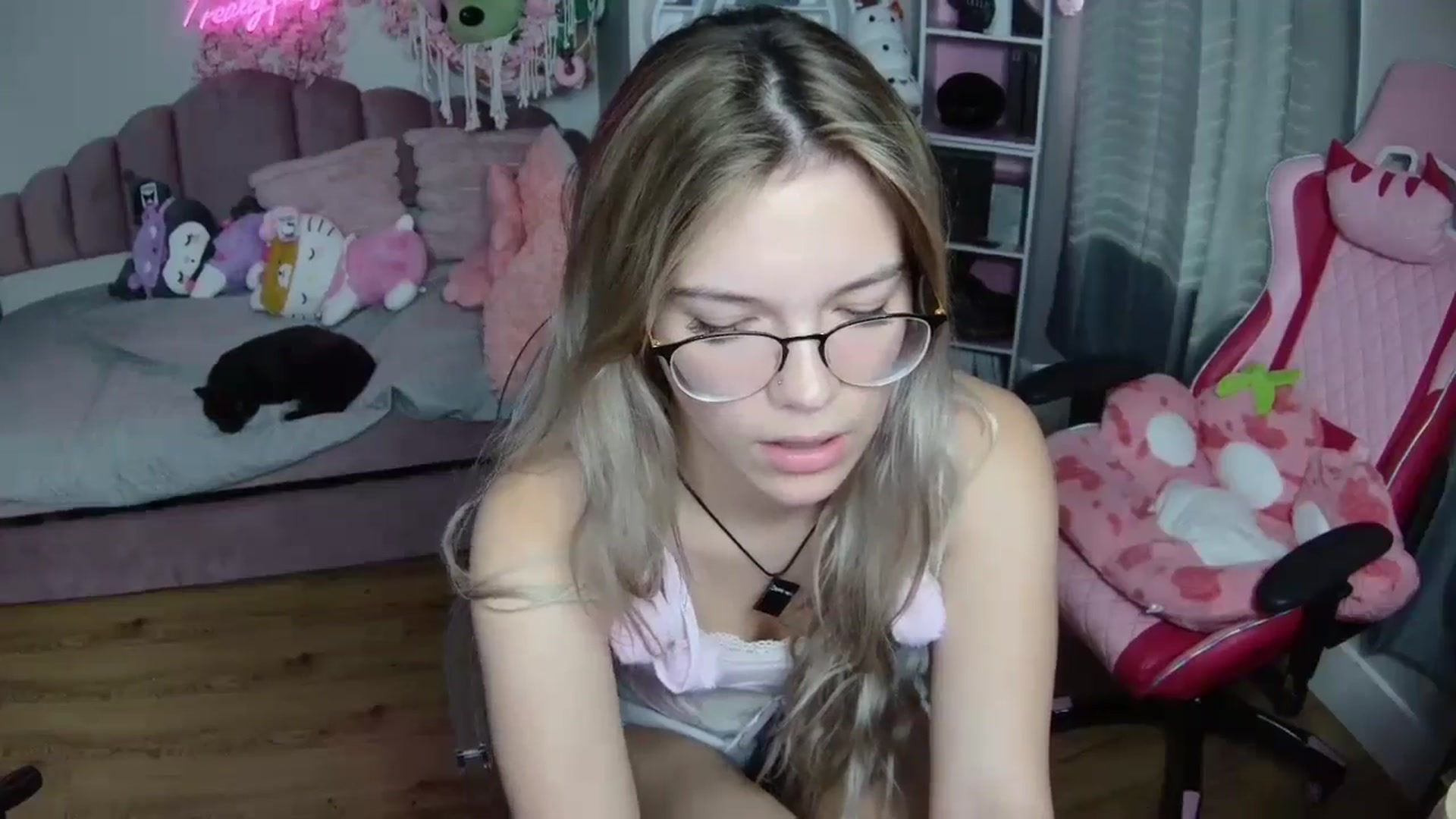 Gallery image thumbnail from Sarahsweets18's myfreecams stream on, 08/13/2024, 16:13 image 2 of 20