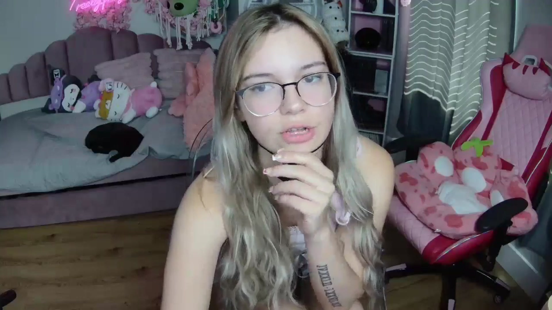 Gallery image thumbnail from Sarahsweets18's myfreecams stream on, 08/13/2024, 16:13 image 8 of 20