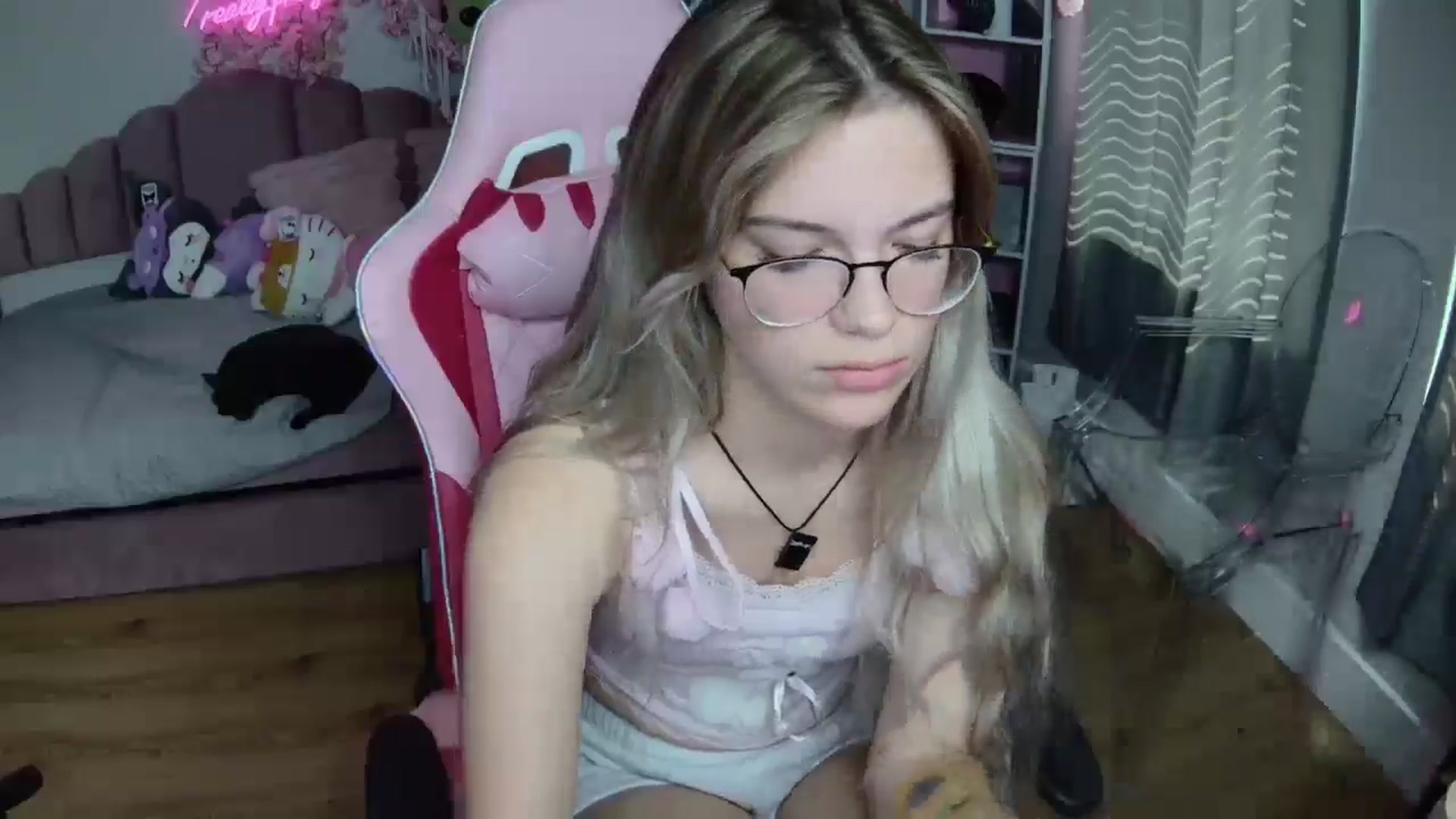 Gallery image thumbnail from Sarahsweets18's myfreecams stream on, 08/13/2024, 16:13 image 16 of 20
