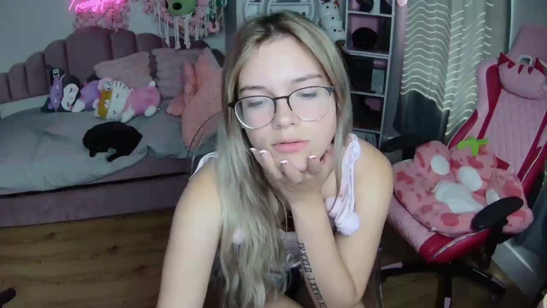Gallery image thumbnail from Sarahsweets18's myfreecams stream on, 08/13/2024, 16:13 image 10 of 20