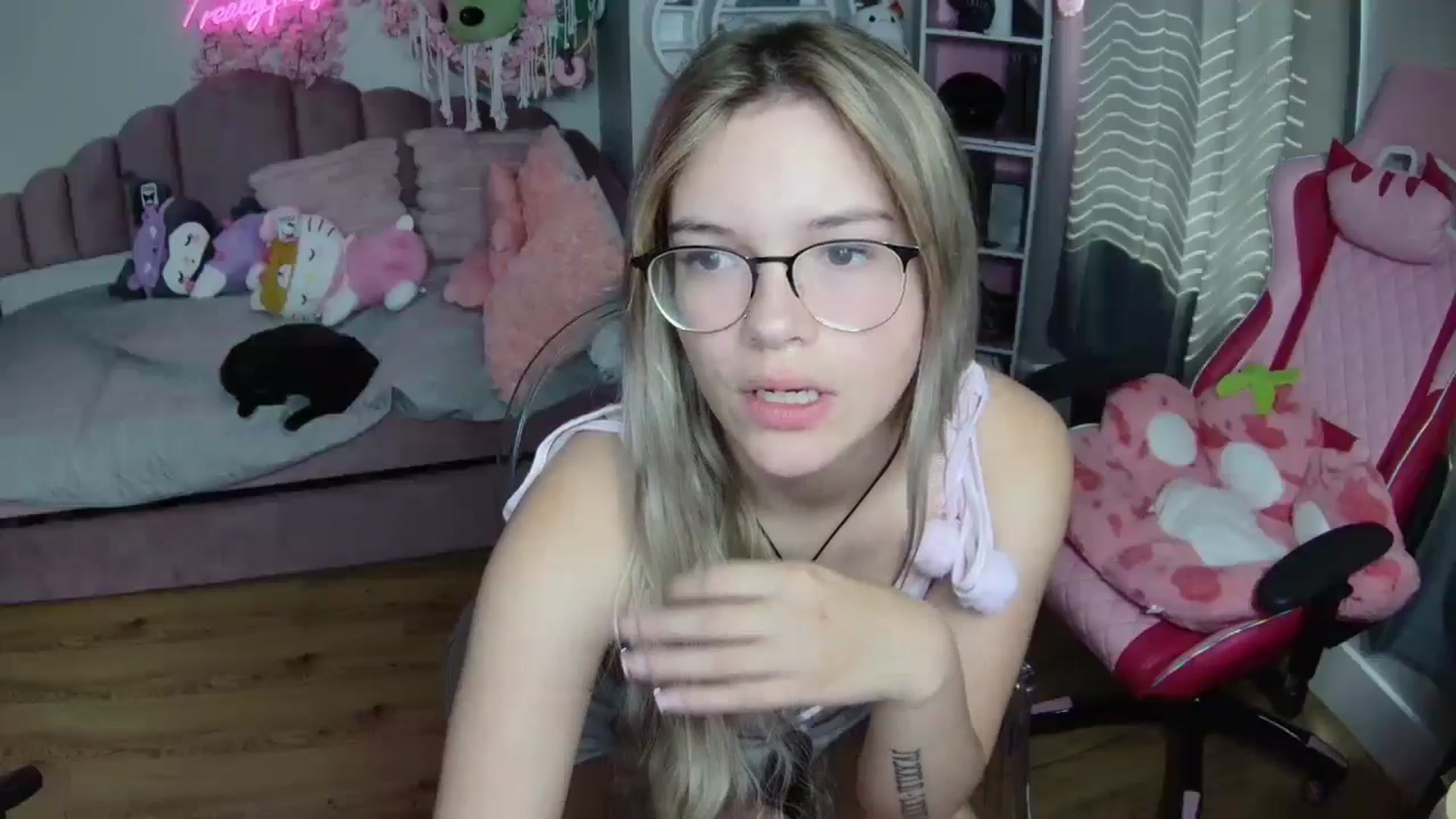 Gallery image thumbnail from Sarahsweets18's myfreecams stream on, 08/13/2024, 16:13 image 12 of 20