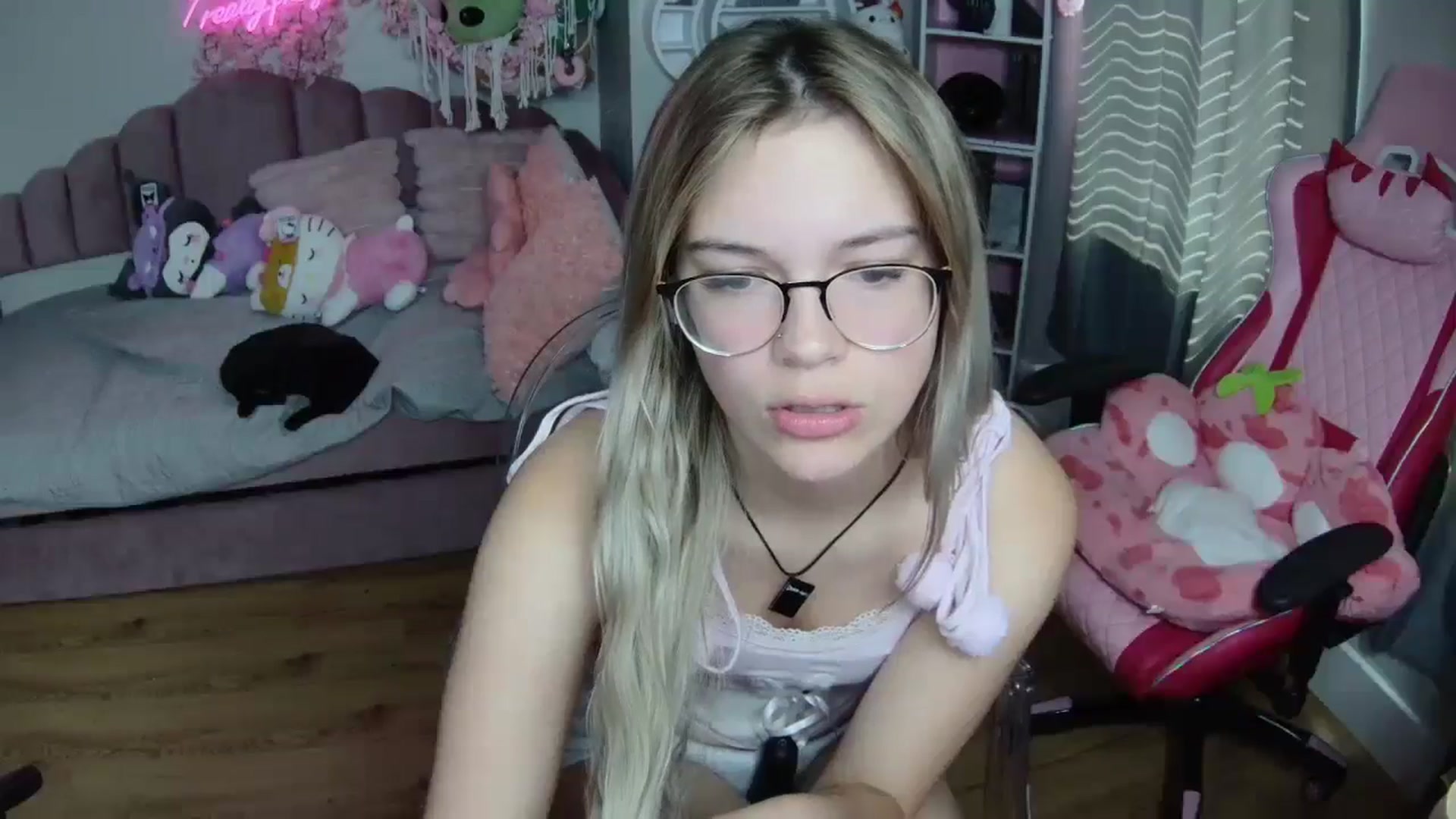 Gallery image thumbnail from Sarahsweets18's myfreecams stream on, 08/13/2024, 16:13 image 13 of 20