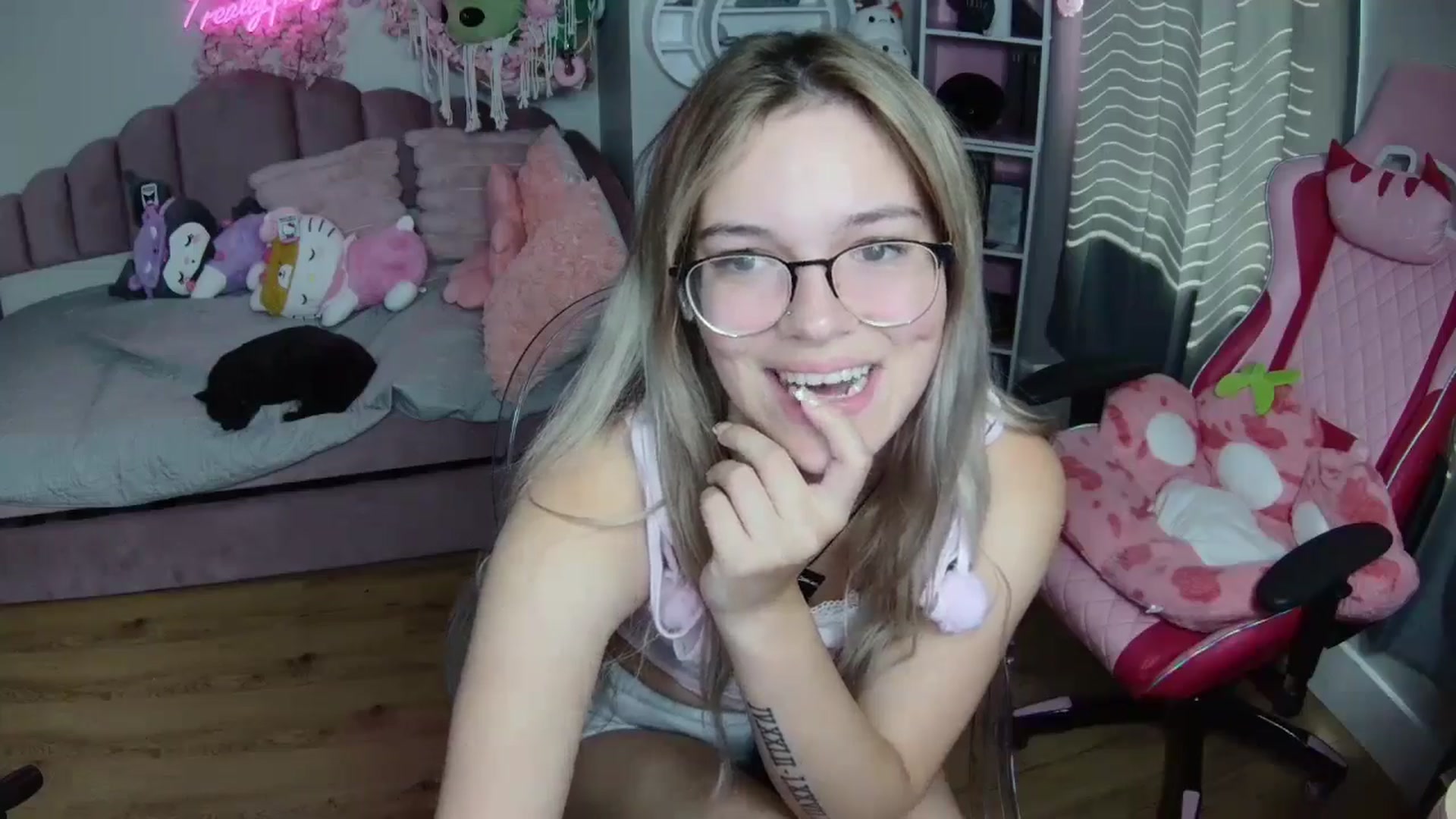 Gallery image thumbnail from Sarahsweets18's myfreecams stream on, 08/13/2024, 16:13 image 5 of 20